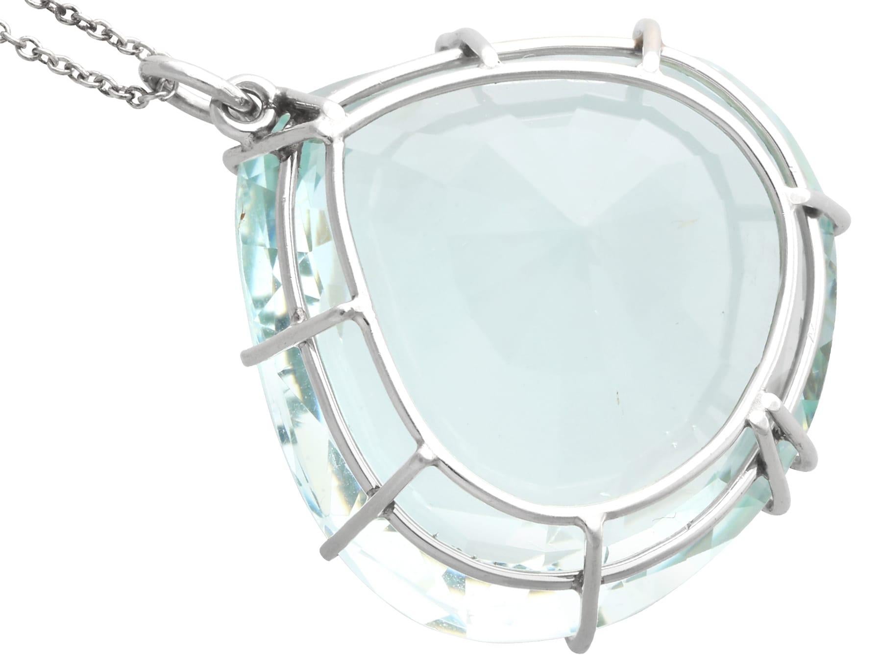 Pendentif ancien en aigue-marine et platine de 43,78 carats - Circa 1935 en vente 2