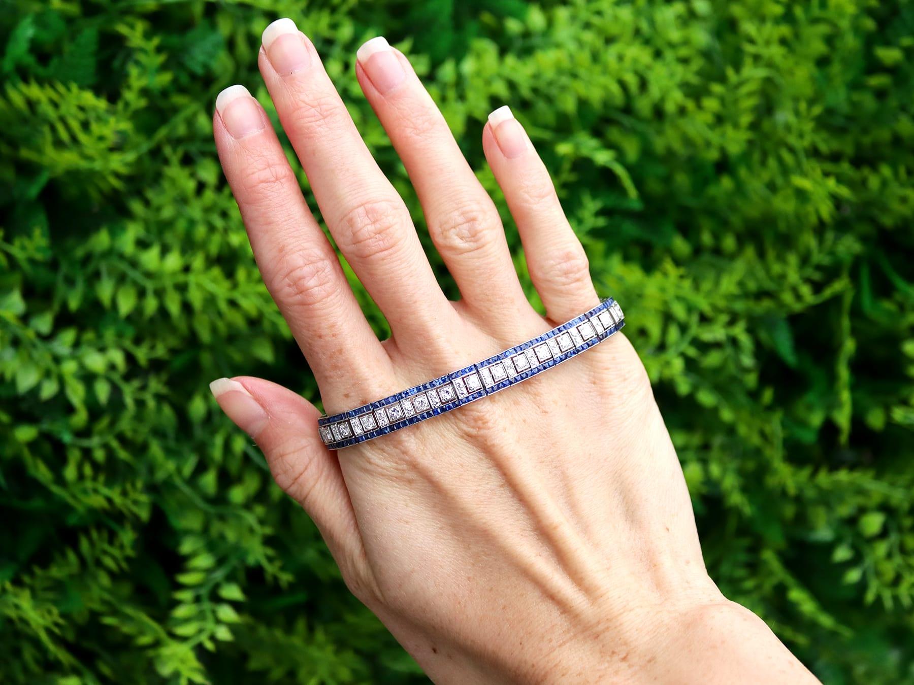 Un superbe, fin et impressionnant bracelet ancien de 4,48 carats de saphir et de 4,35 carats de diamant, en ligne avec le platine ; faisant partie de notre collection variée de bracelets anciens.

Ce magnifique bracelet ancien, fin et