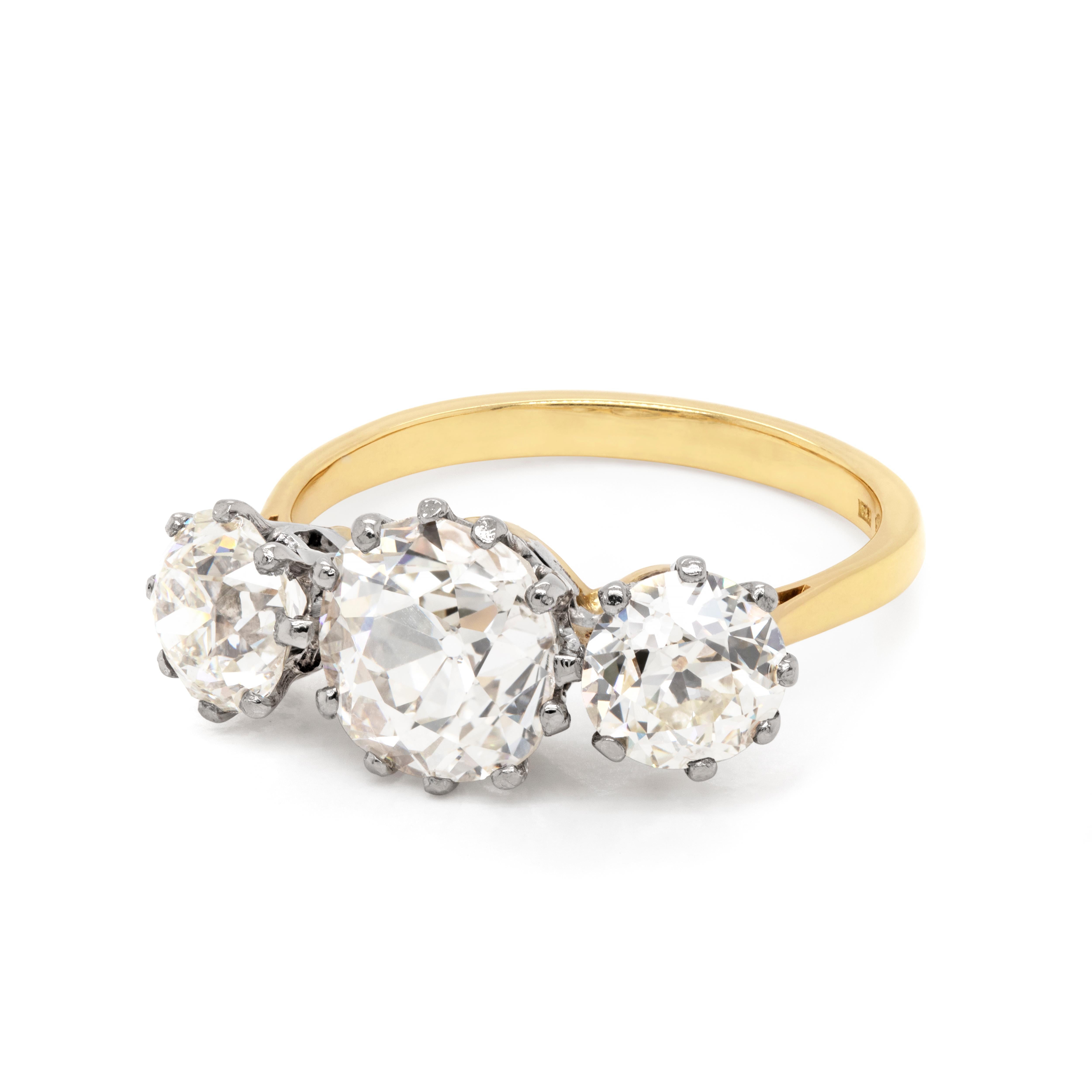 Antiker 4,61 Karat Altschliff-Diamant-Dreistein 18 Karat Gold Verlobungsring (Alteuropäischer Brillantschliff) im Angebot