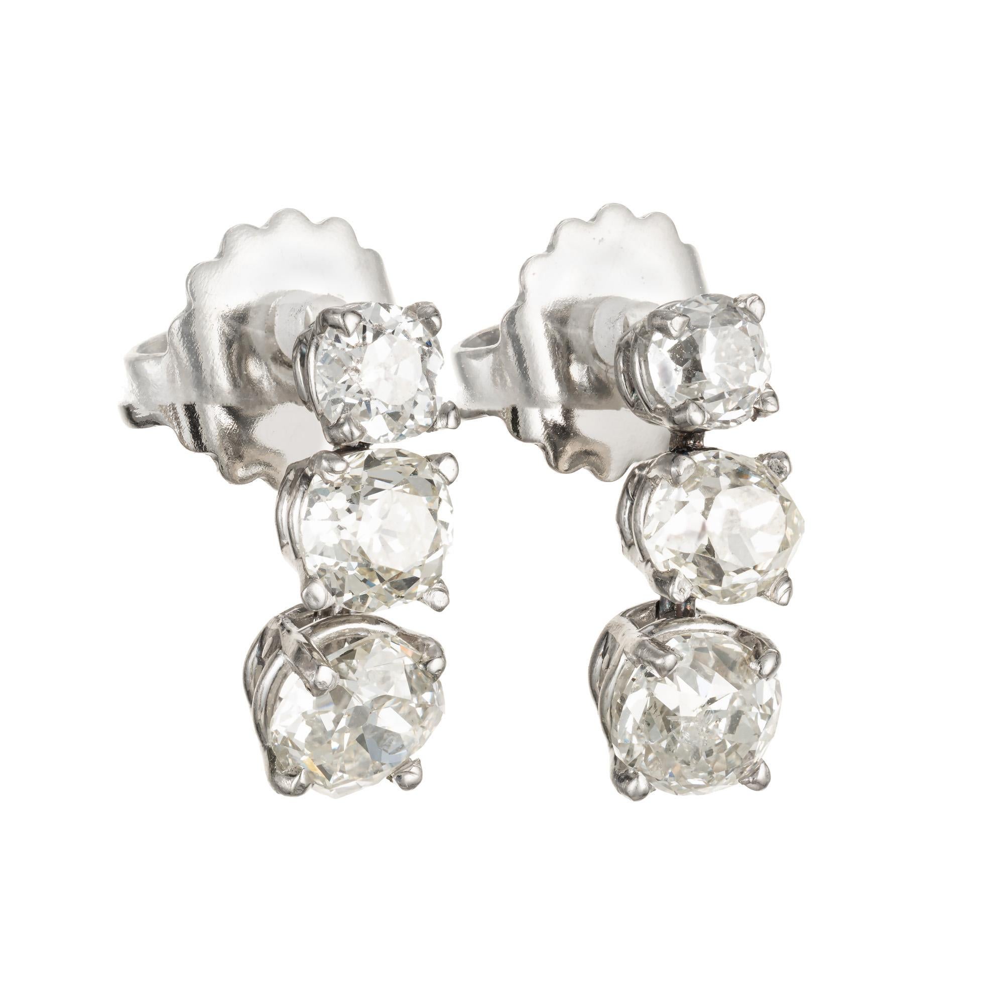 Handgefertigte Dreifach-Diamant-Ohrringe mit altem Minenschliff. Um 1880. Originelle unregelmäßig geformte Diamanten im Altminenschliff in einer einfachen flexiblen 4-Zacken-Korbfassung. Die beiden oberen Diamanten sind ca.  .95cts insgesamt. Die 2
