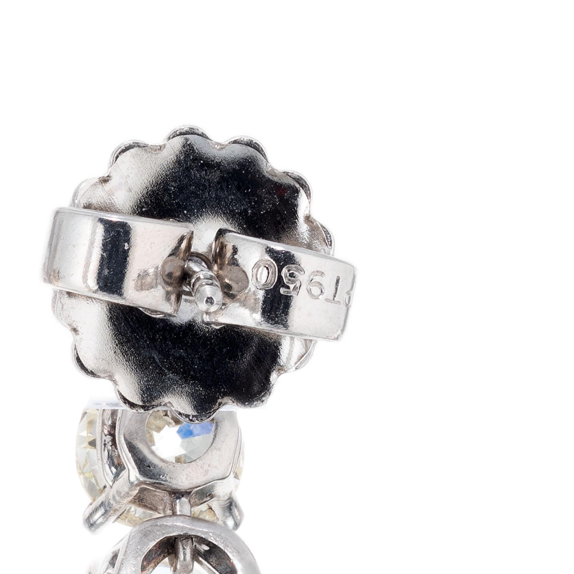 Antike 4,68 Karat Diamant-Ohrringe aus Platin mit drei Diamanten im alteuropäischen Kissenschliff im Angebot 1