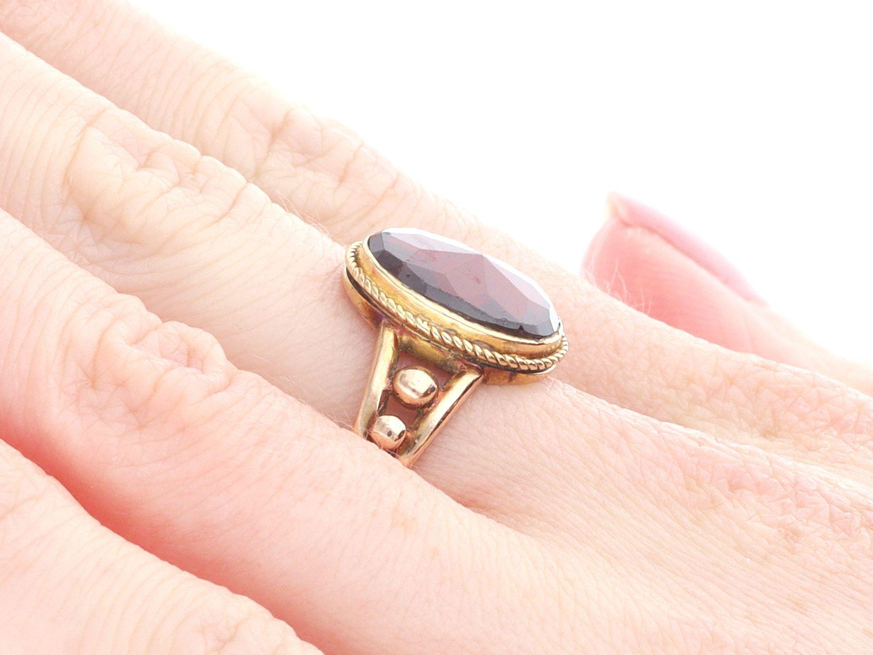 Antique Victorian 4.75 Carat Garnet and Yellow Gold Cocktail Ring For Sale 1