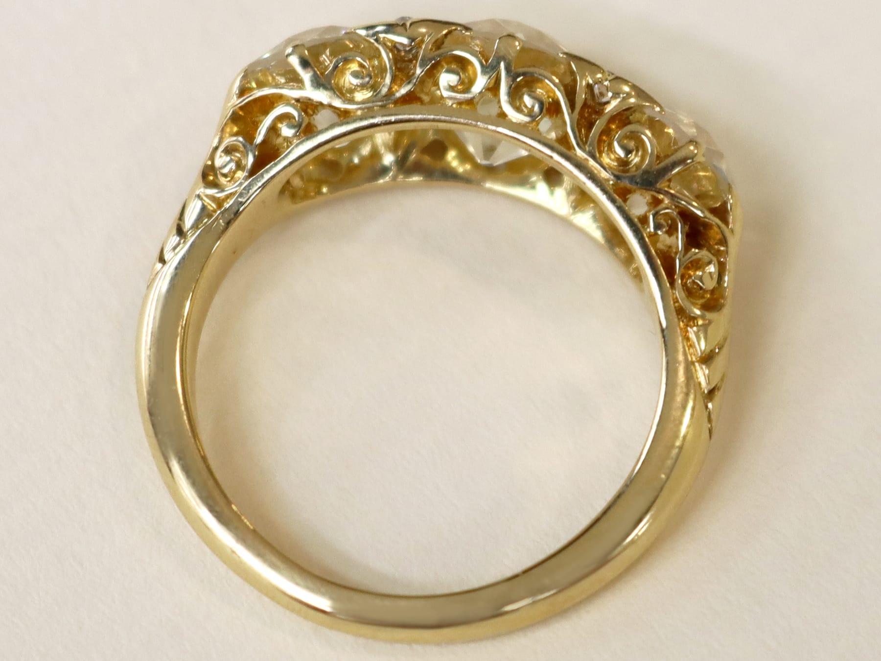 Women's or Men's Antique 4.76 Carat Diamond and 18k Yellow Gold Trilogy Ring Circa 1900 For Sale