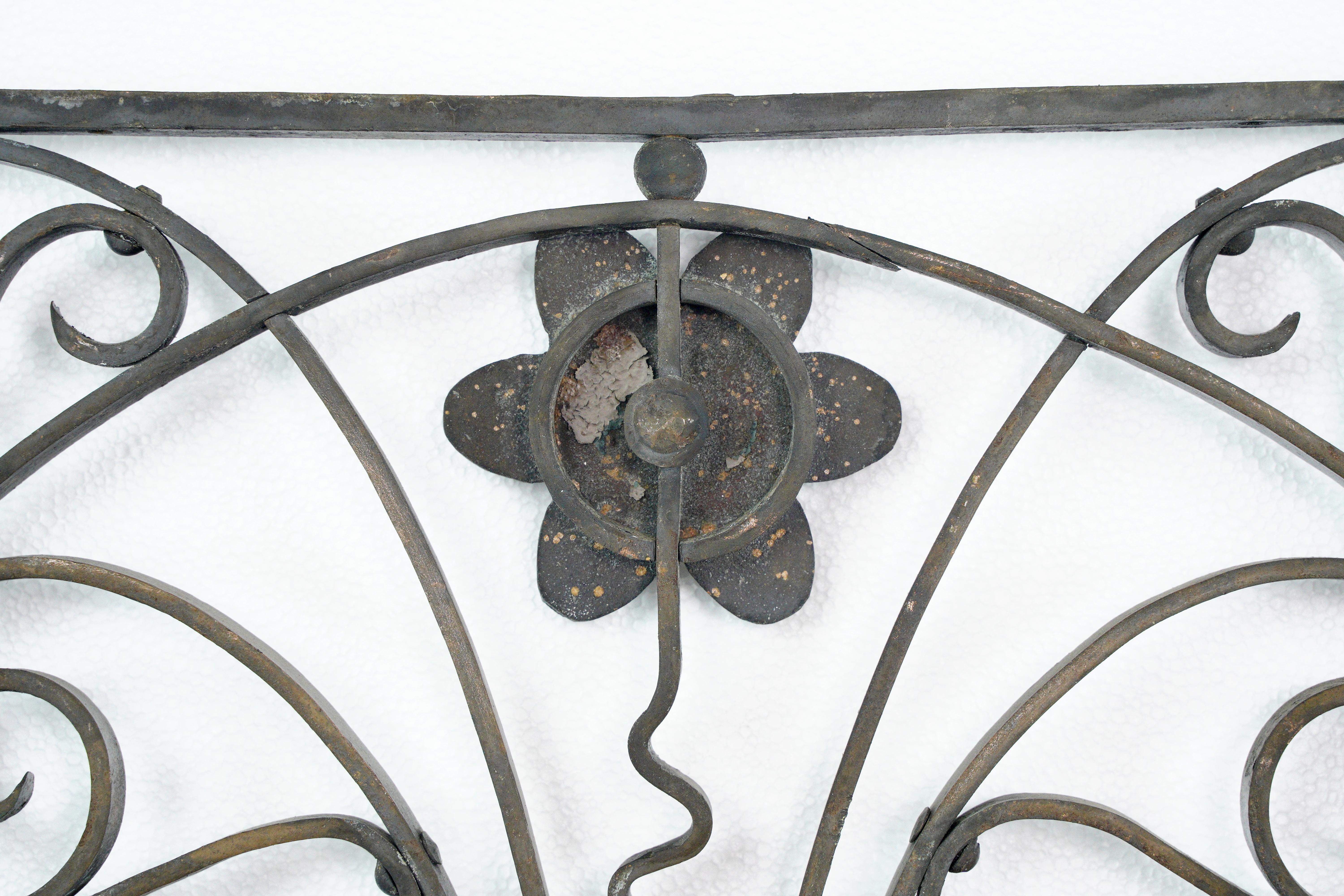 Antique 48 po. Protection de fenêtre en fer forgé à motifs de spirales et de feuillages en vente 4