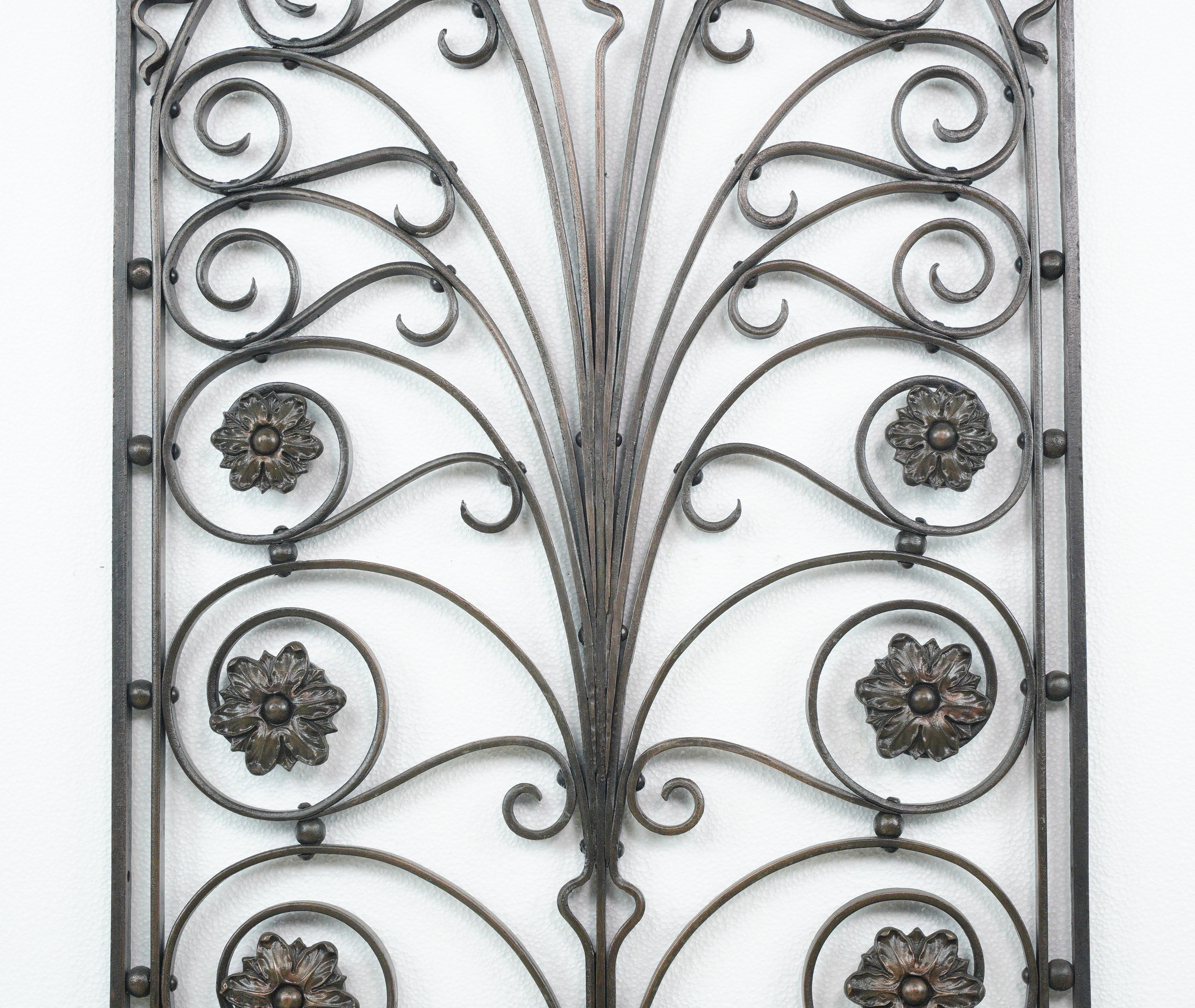 Américain Antique 48 po. Protection de fenêtre en fer forgé à motifs de spirales et de feuillages en vente