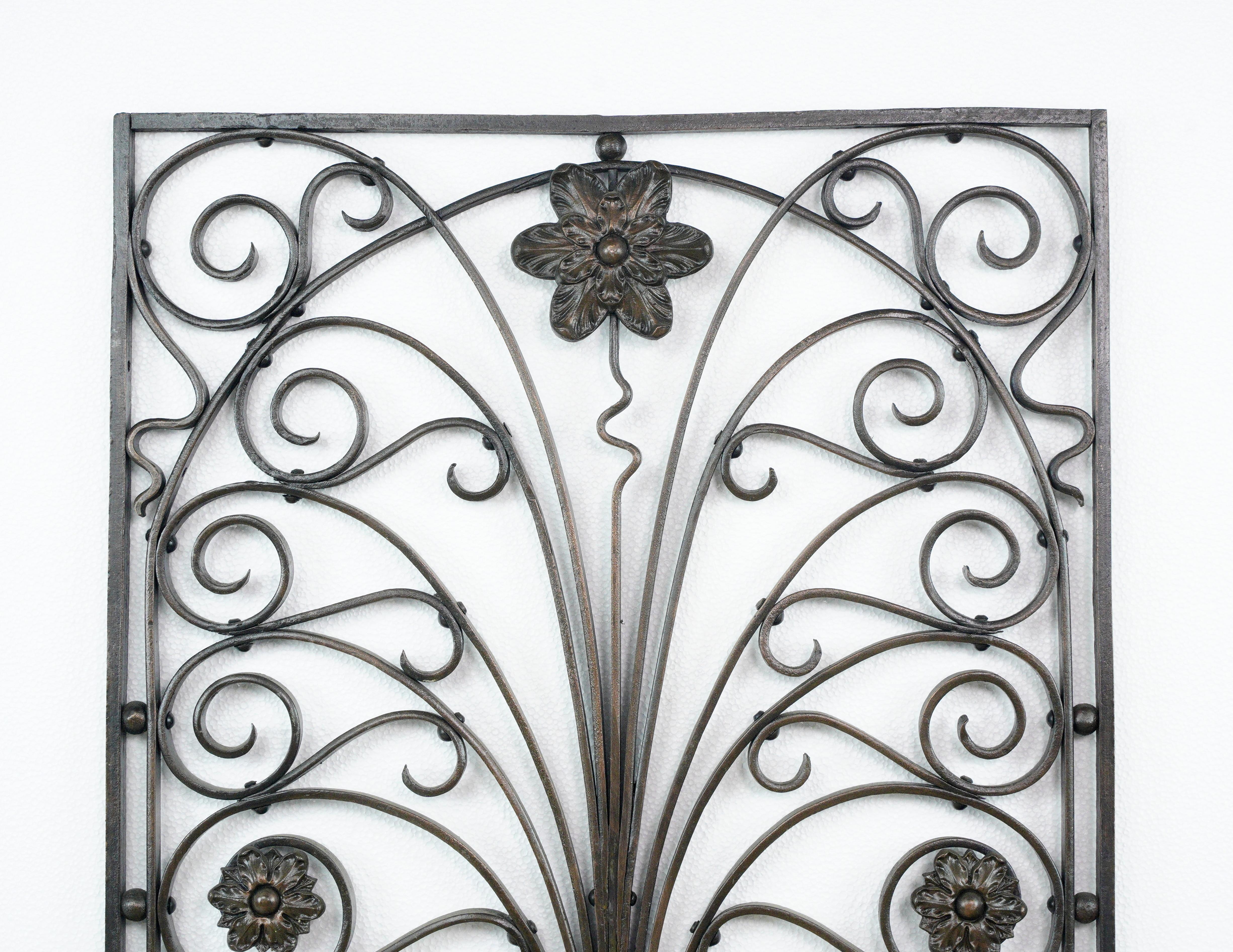 Antique 48 po. Protection de fenêtre en fer forgé à motifs de spirales et de feuillages Bon état - En vente à New York, NY