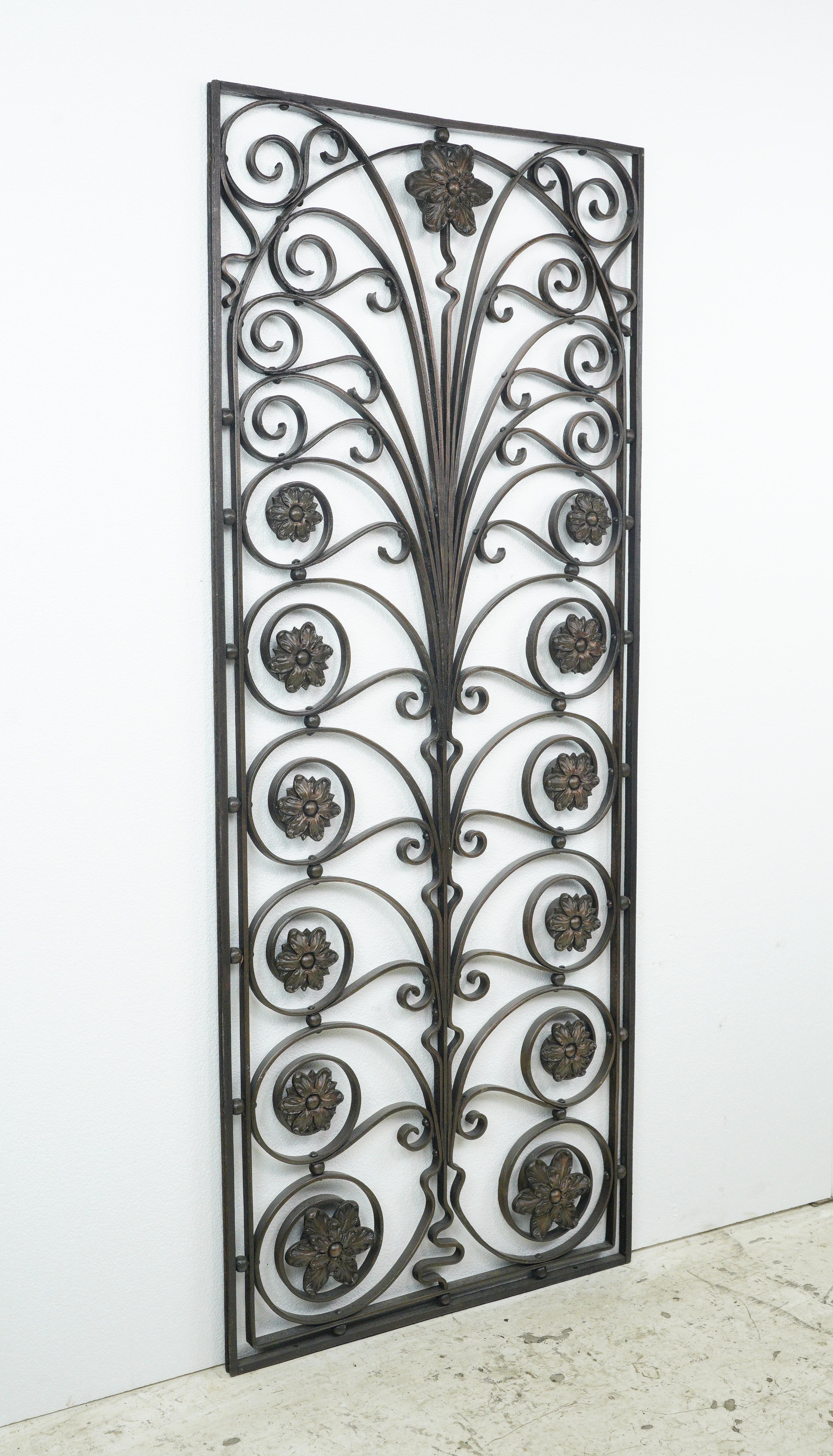 Fin du XIXe siècle Antique 48 po. Protection de fenêtre en fer forgé à motifs de spirales et de feuillages en vente
