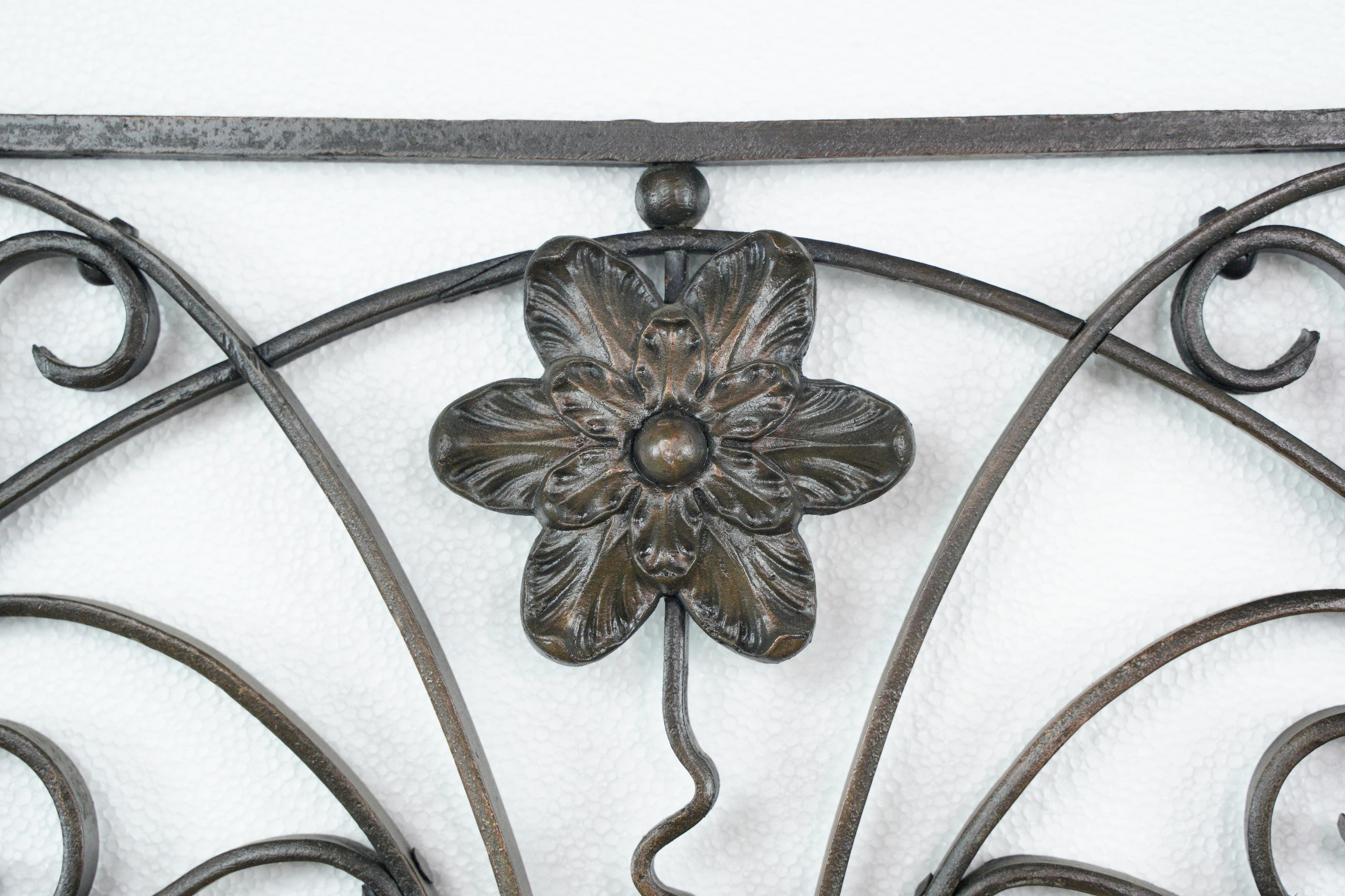 Antike 48 Zoll. Swirls Foliate Wrought Iron Window Guard (Schmiedeeisen) im Angebot