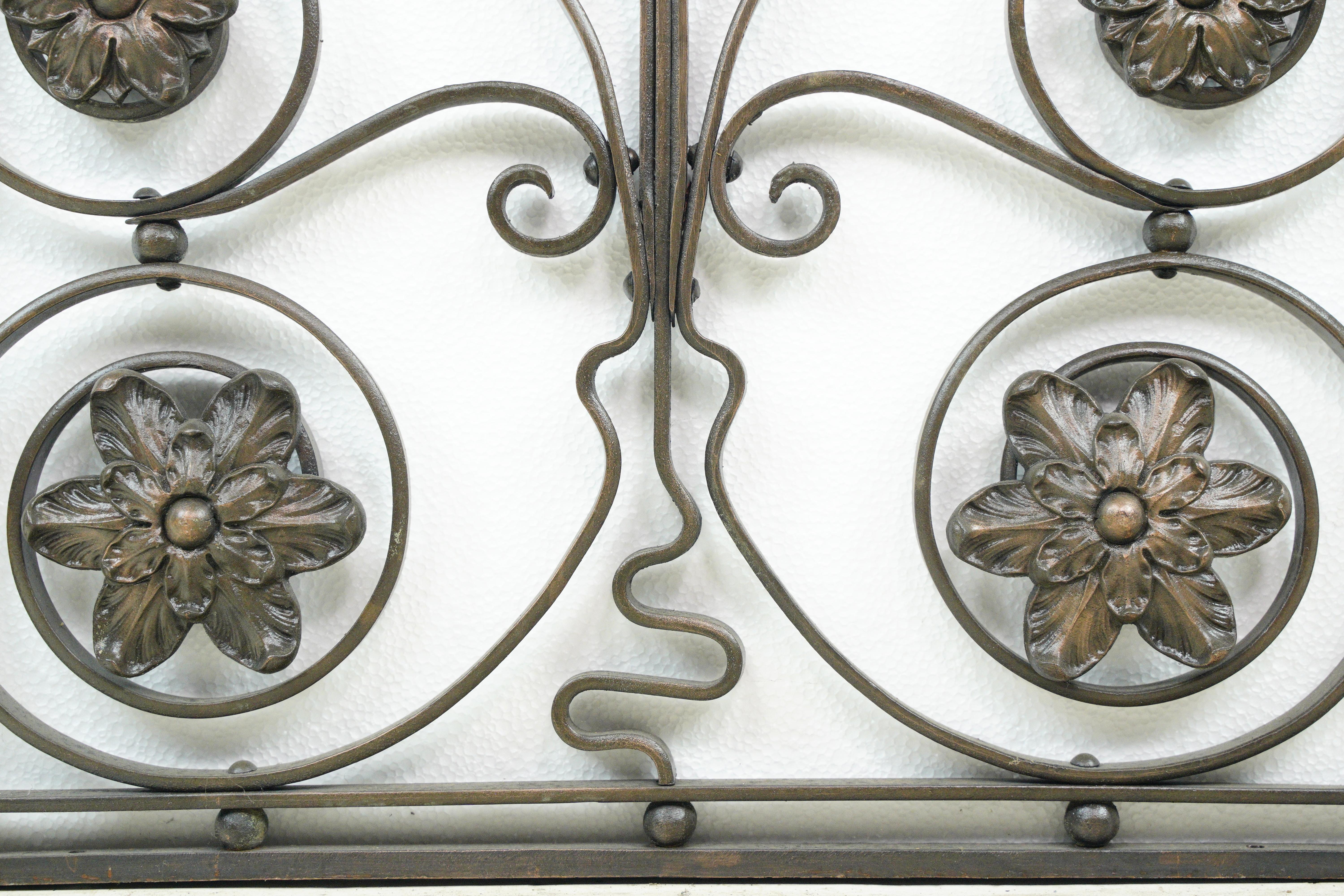 Antike 48 Zoll. Swirls Foliate Wrought Iron Window Guard im Angebot 1