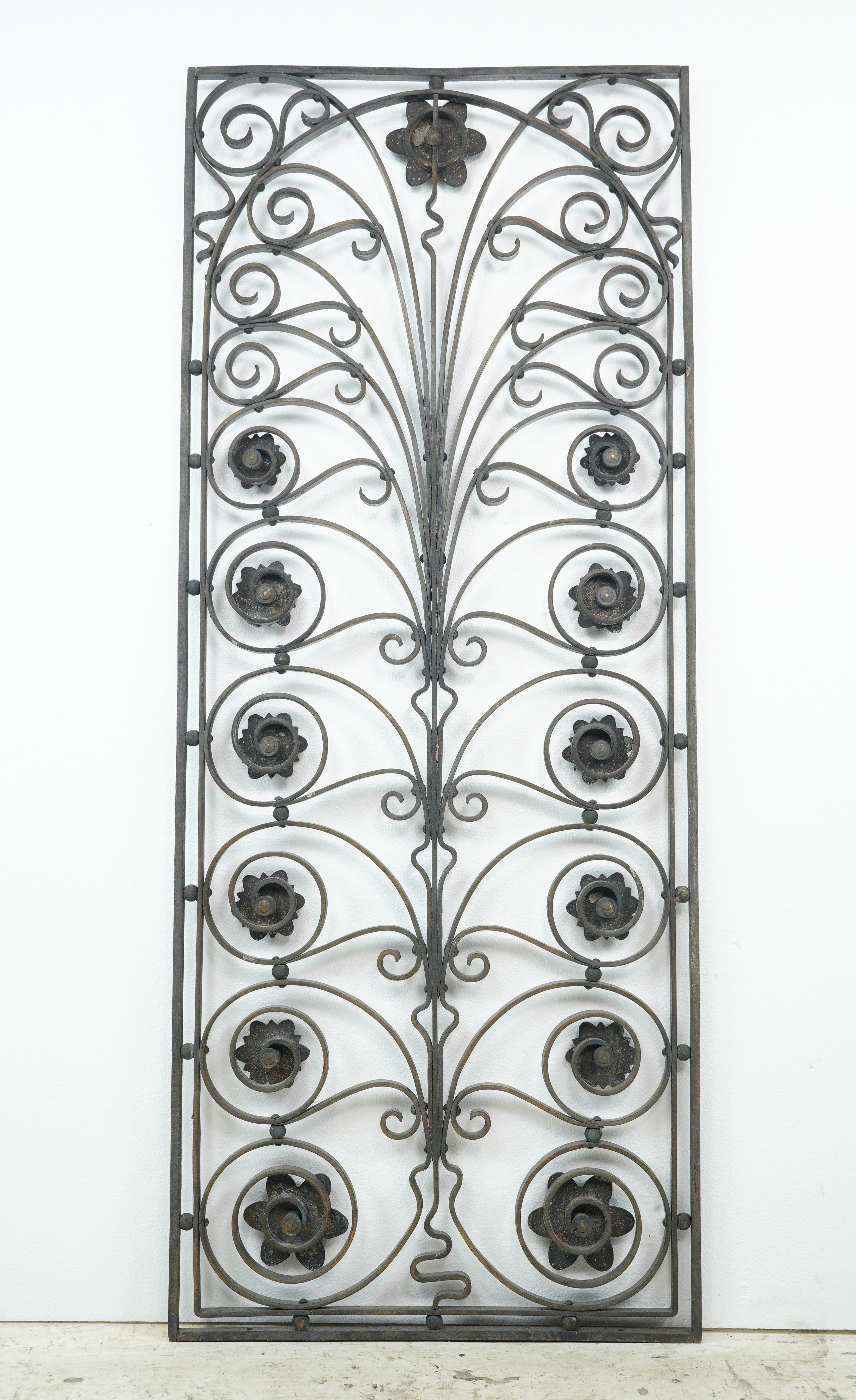 Antike 48 Zoll. Swirls Foliate Wrought Iron Window Guard im Angebot 2