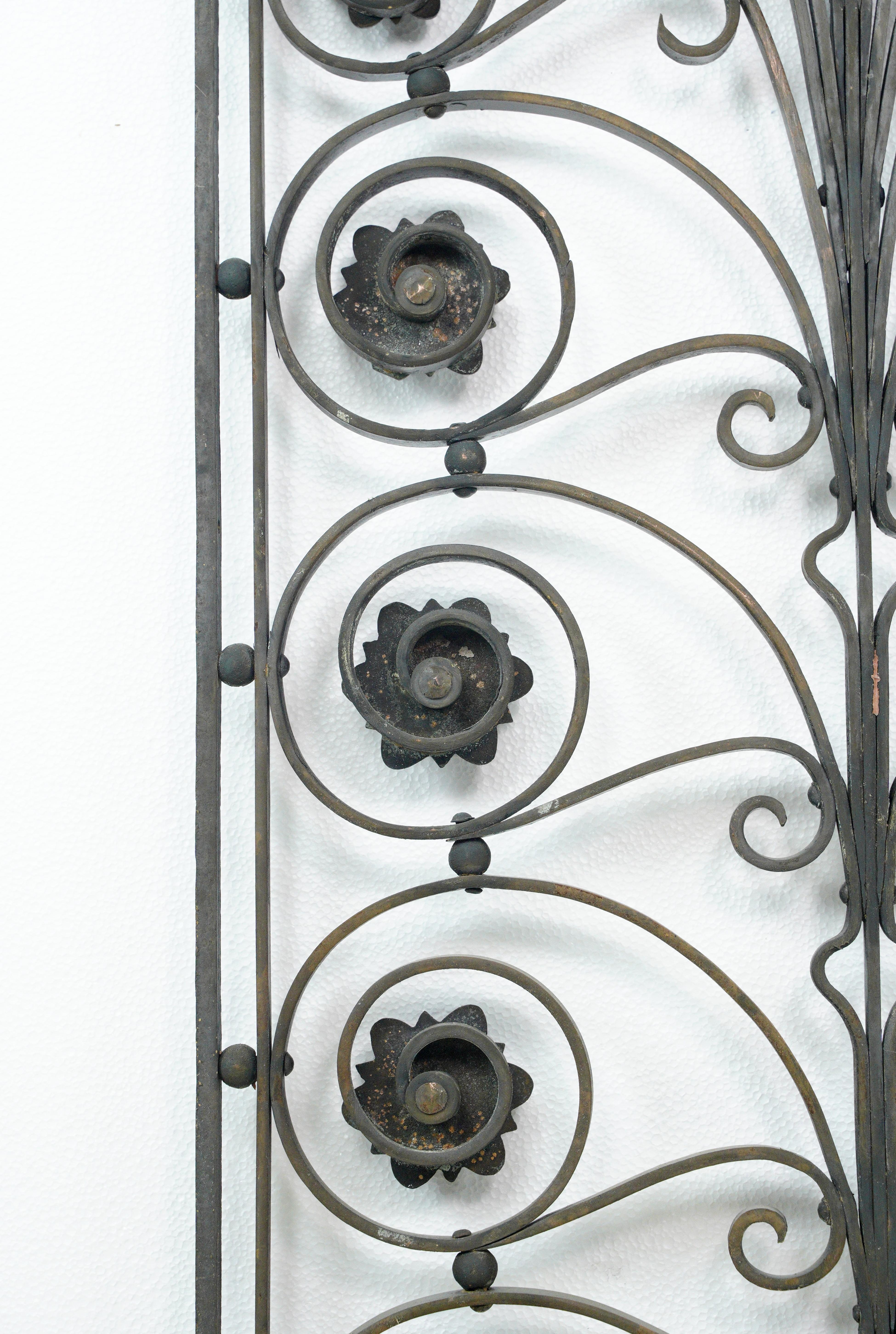 Antike 48 Zoll. Swirls Foliate Wrought Iron Window Guard im Angebot 3