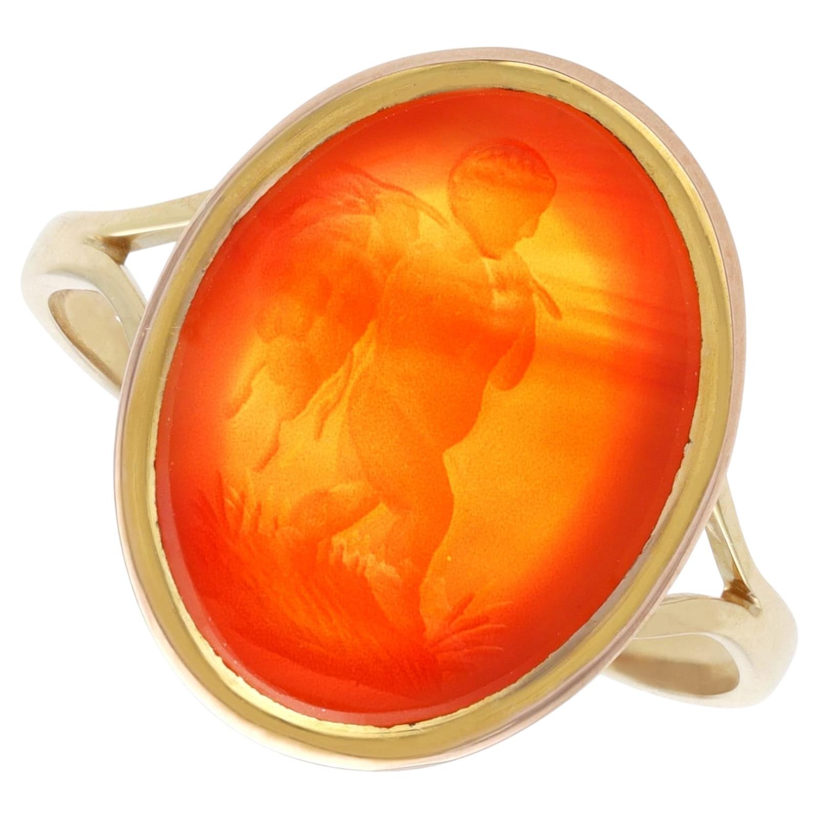 Antiker Intaglio-Ring aus Achat (4,80 Karat) und 9-karätigem Gelbgold, CIRCA 1830 im Angebot