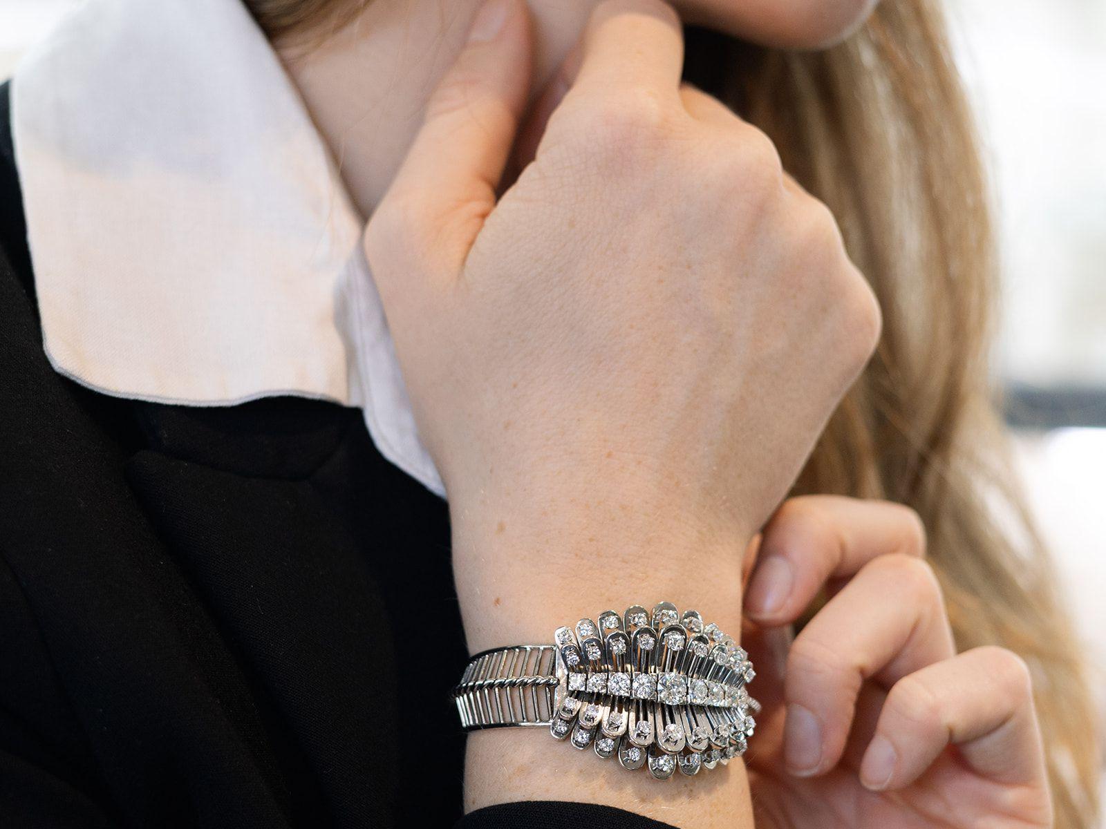 Uno splendido braccialetto antico degli anni '30 con diamante da 4,87 carati e oro bianco da 18 carati; fa parte delle nostre diverse collezioni di gioielli antichi e gioielli di proprietà.

Questo splendido braccialetto con diamanti antichi,