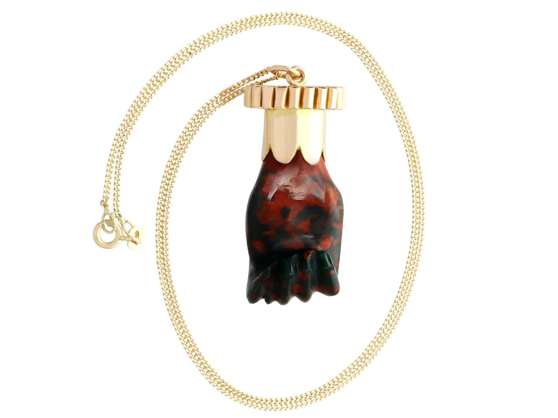 Non taillé Pendentif ancien en or jaune 18 carats et jaspe de cornaline de 48 carats en vente