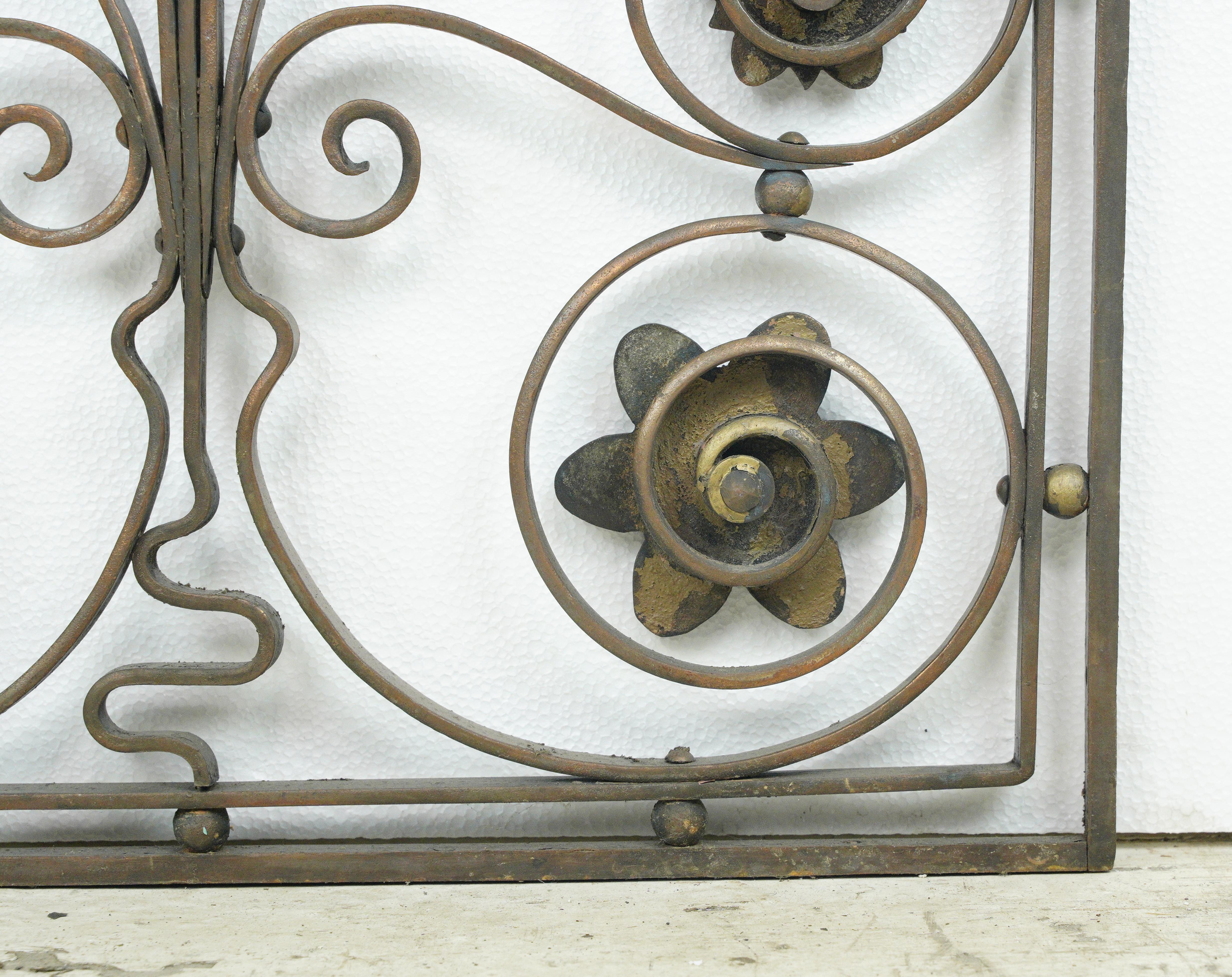 Antique 49 po. Protection de fenêtre en fer forgé à motifs de spirales et de feuillages en vente 7