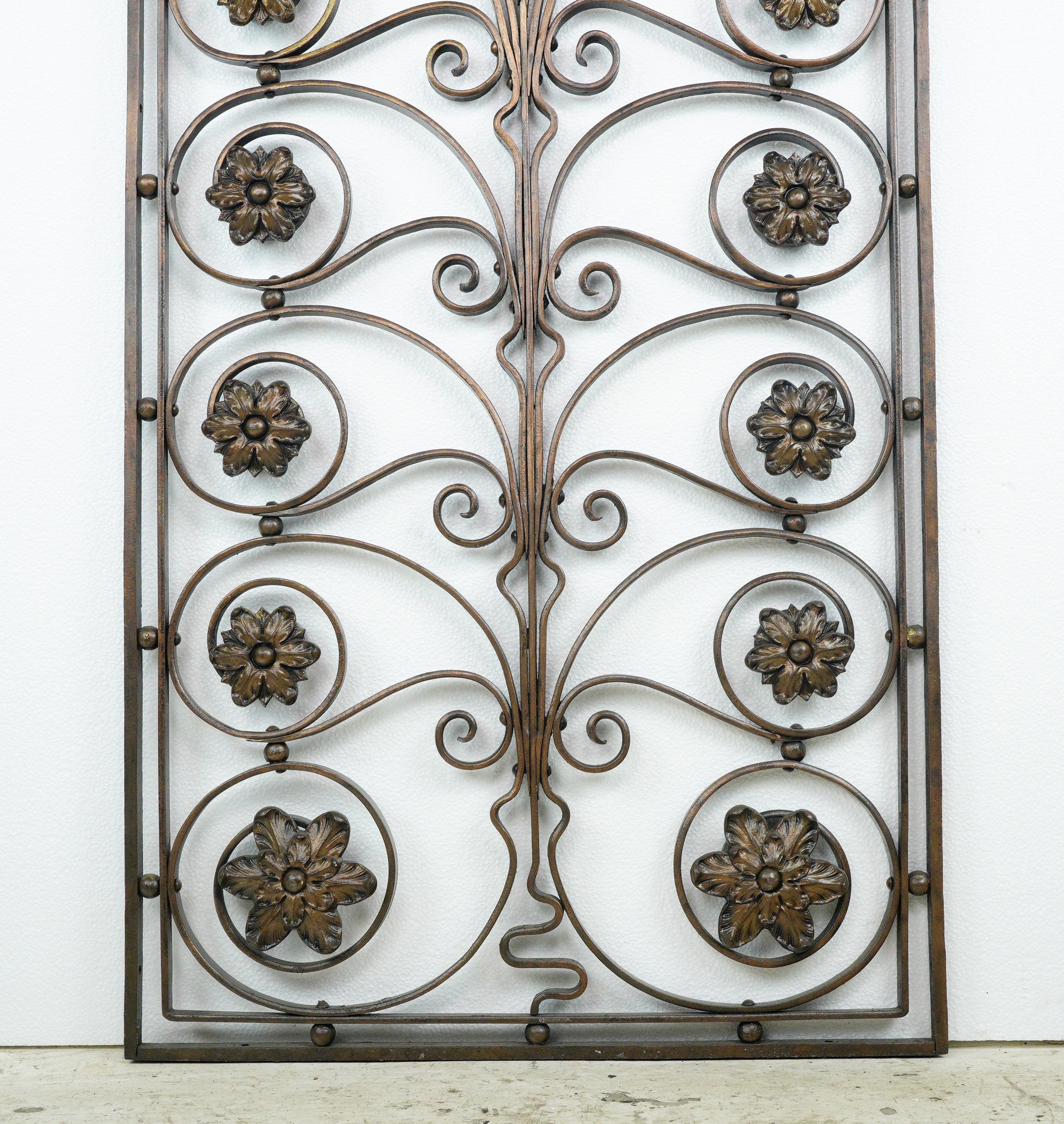 Fin du XIXe siècle Antique 49 po. Protection de fenêtre en fer forgé à motifs de spirales et de feuillages en vente