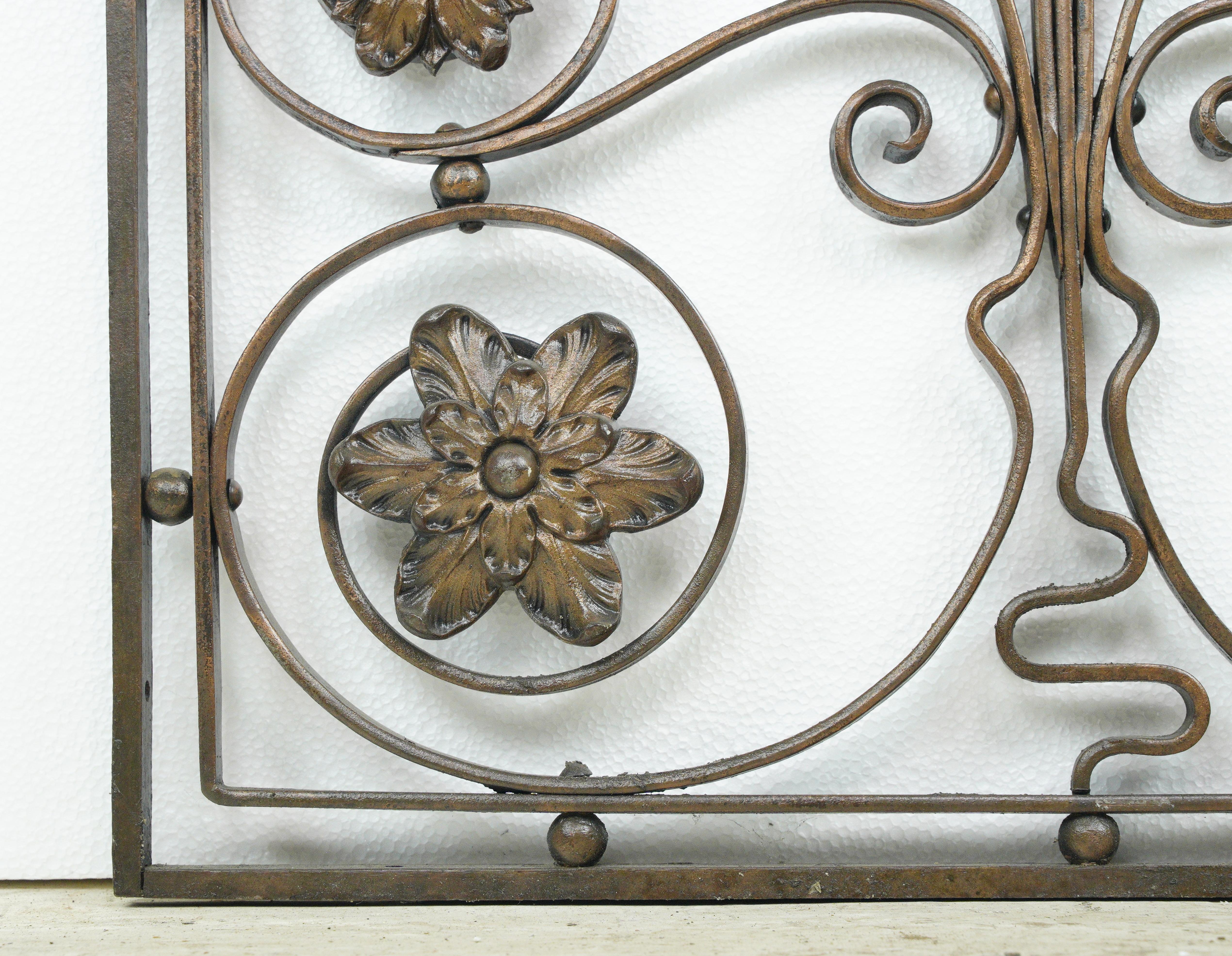 Fer forgé Antique 49 po. Protection de fenêtre en fer forgé à motifs de spirales et de feuillages en vente