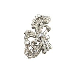 Broche fleur ancienne de 4 carats sertie de diamants baguettes et ronds de style victorien