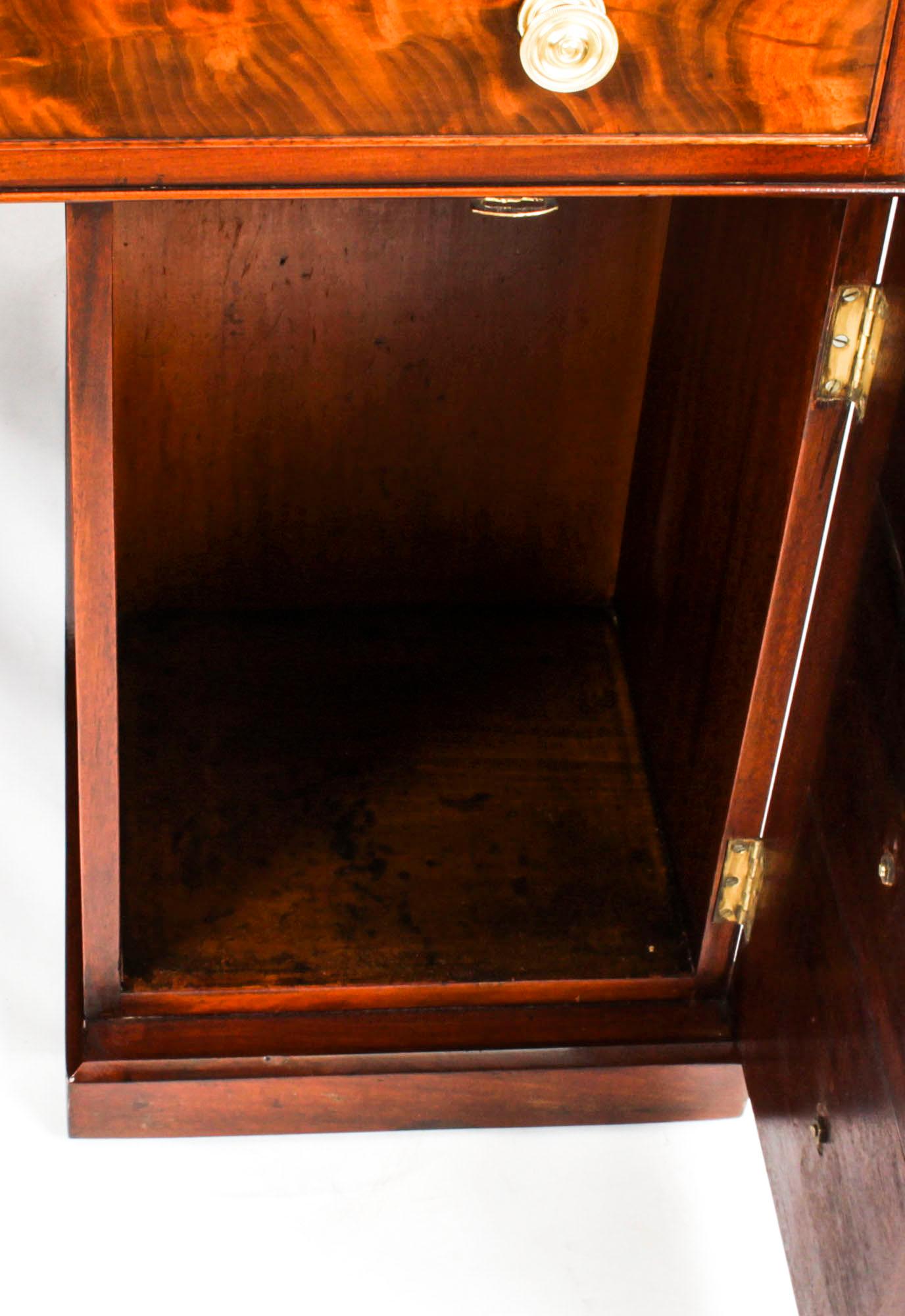 Bureau à piédestal victorien ancien en acajou flamboyant du 19ème siècle en vente 11
