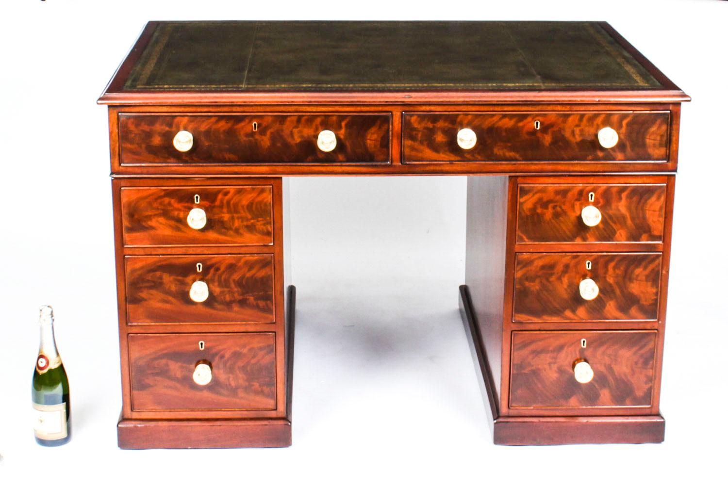 Bureau à piédestal victorien ancien en acajou flamboyant du 19ème siècle en vente 13