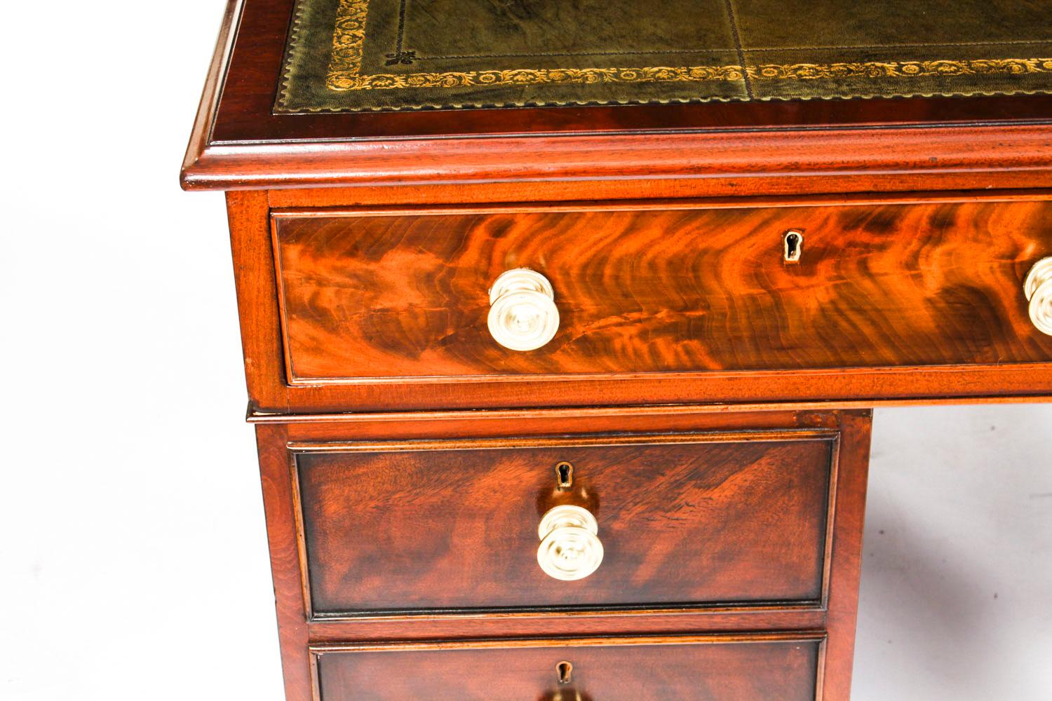 Victorien Bureau à piédestal victorien ancien en acajou flamboyant du 19ème siècle en vente