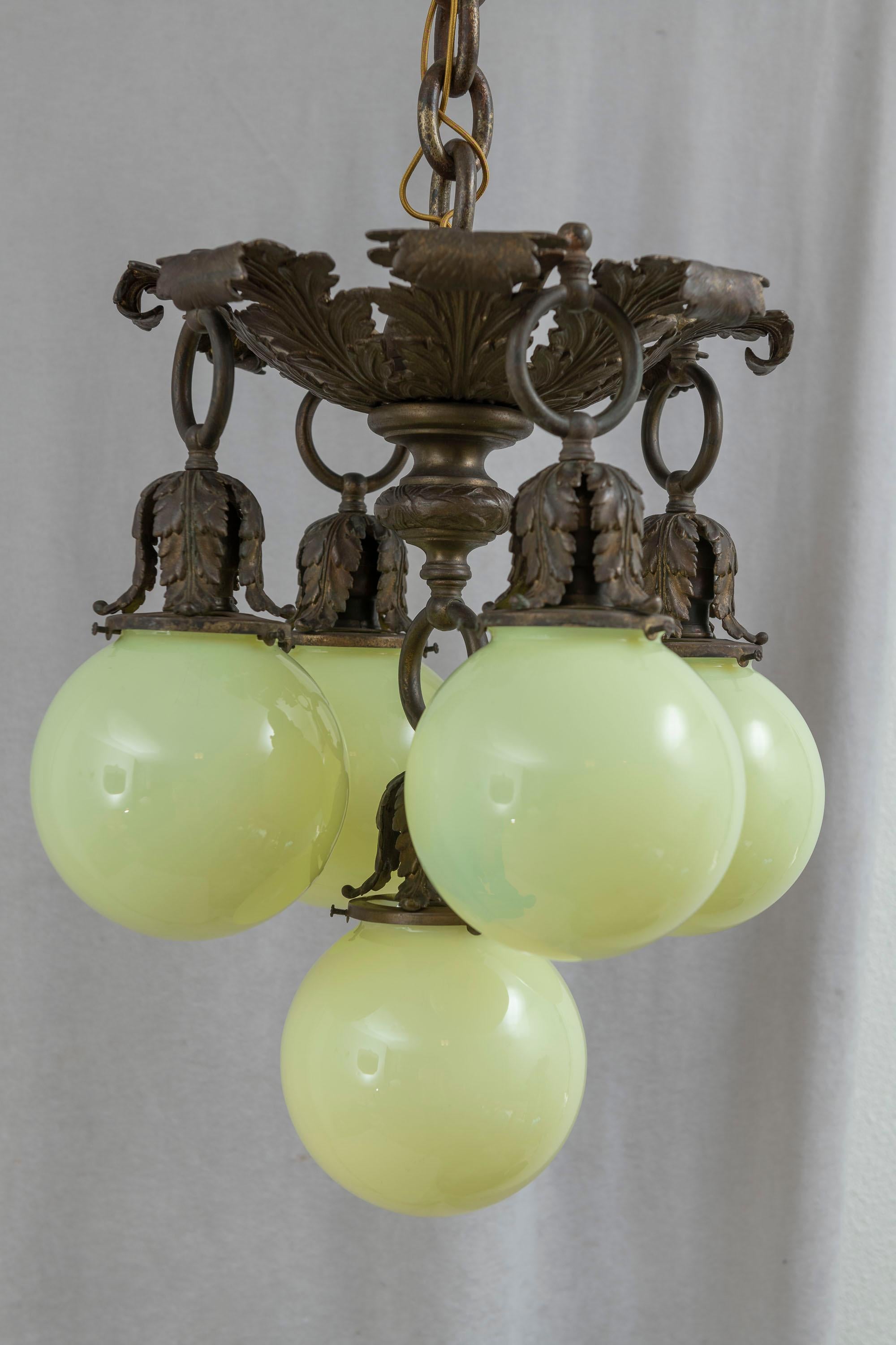 Américain Lustre Art nouveau à 5 bras avec 5 abat-jour en verre vaseline soufflé à la main en vente