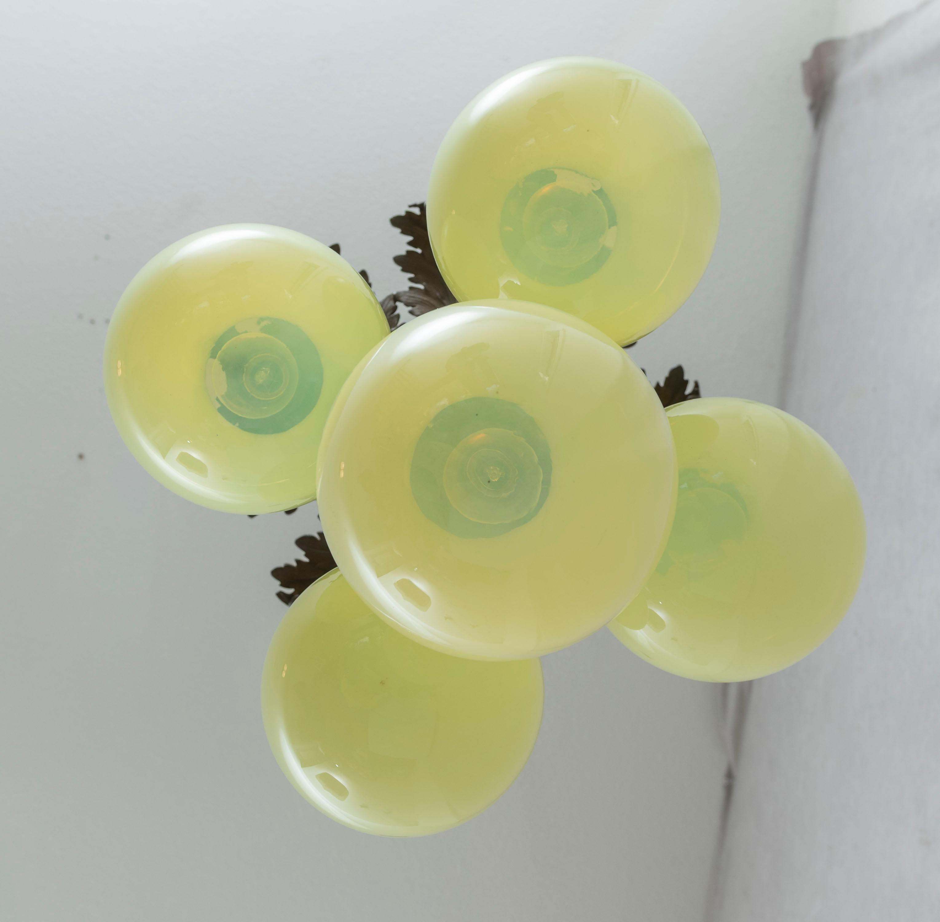 Moulage Lustre Art nouveau à 5 bras avec 5 abat-jour en verre vaseline soufflé à la main en vente