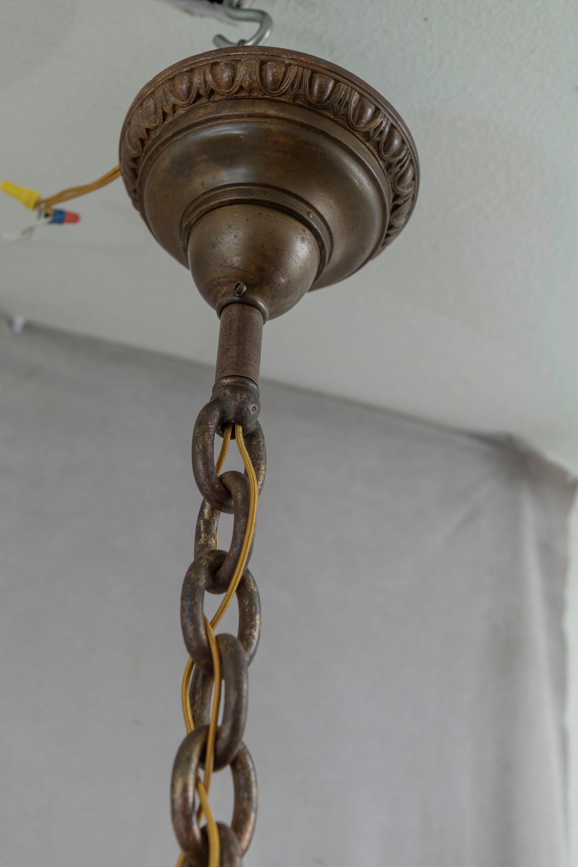 Lustre Art nouveau à 5 bras avec 5 abat-jour en verre vaseline soufflé à la main Excellent état - En vente à Petaluma, CA