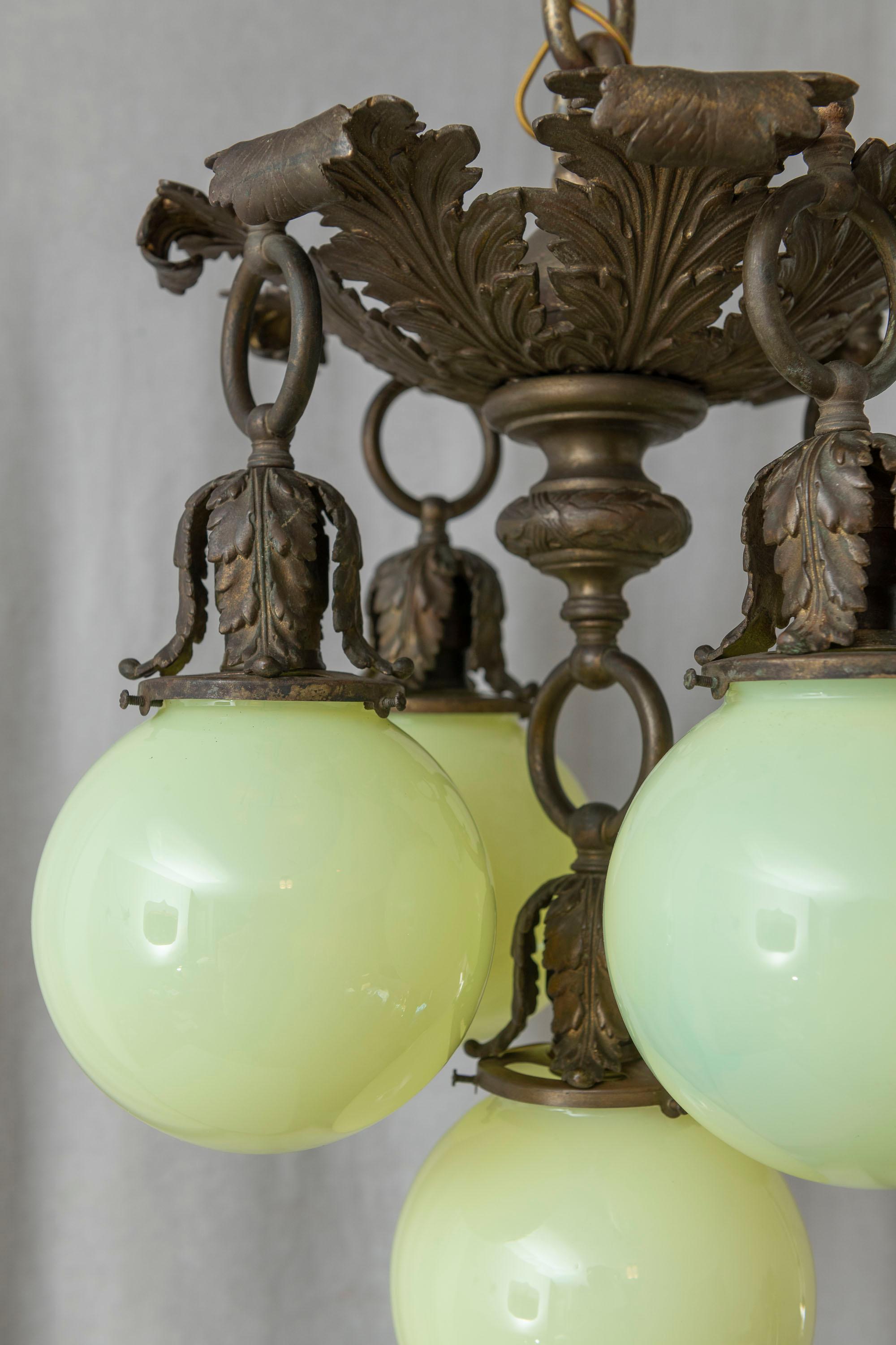 20ième siècle Lustre Art nouveau à 5 bras avec 5 abat-jour en verre vaseline soufflé à la main en vente