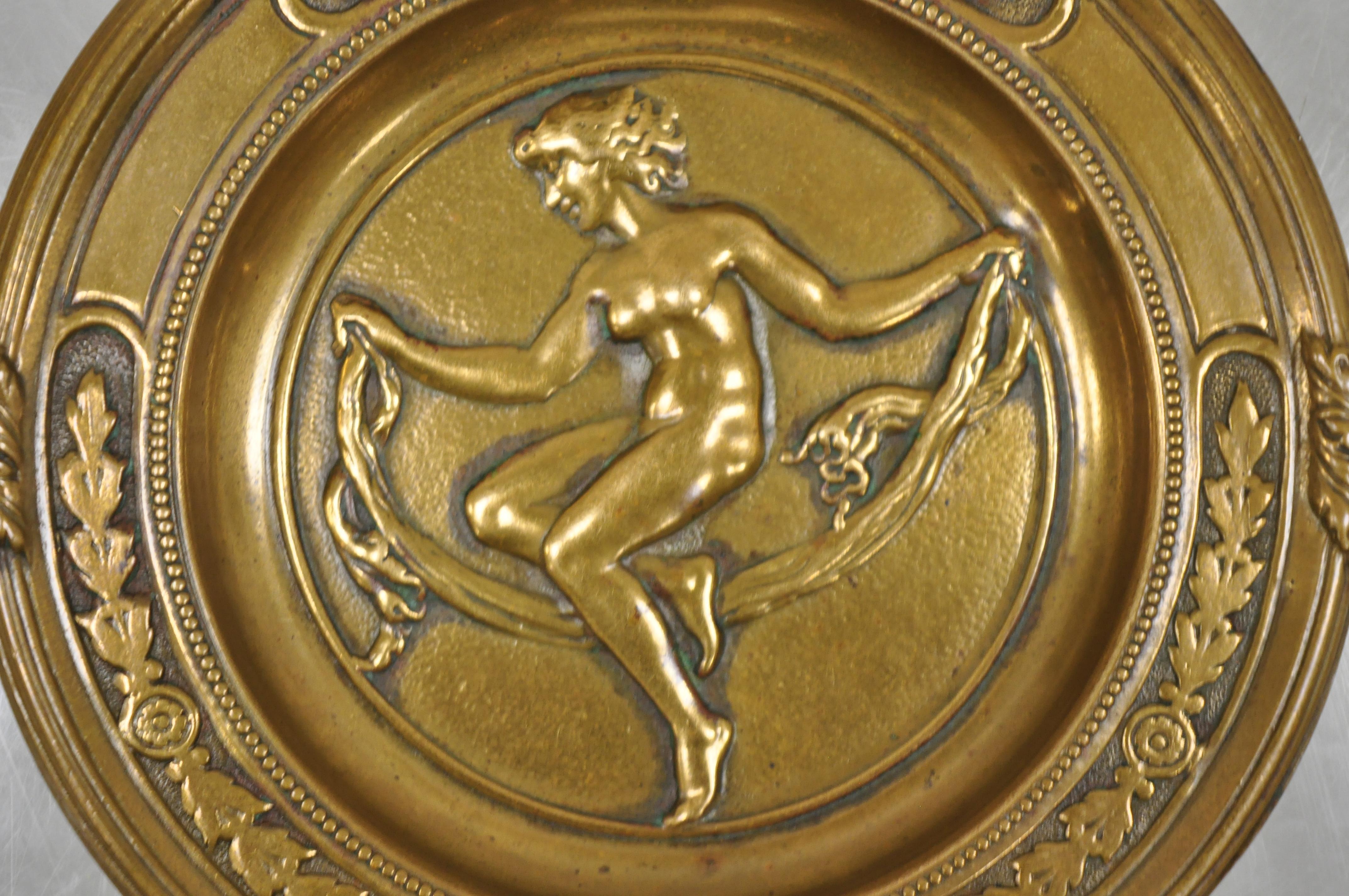 Antike runde 5-Zoll-Bronzeschale im neoklassizistischen Jugendstil mit nackter weiblicher Figur, ca. Anfang 20. Maße: 0,5
