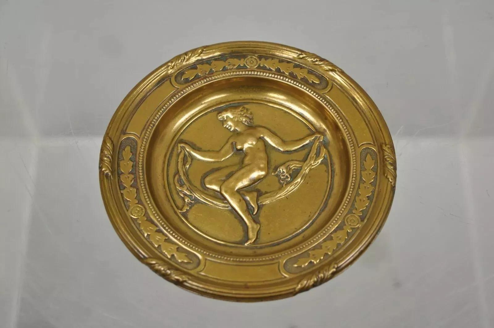 20ième siècle Antique plat rond Art Nouveau néoclassique de 5 pouces avec jeune fille nue en vente