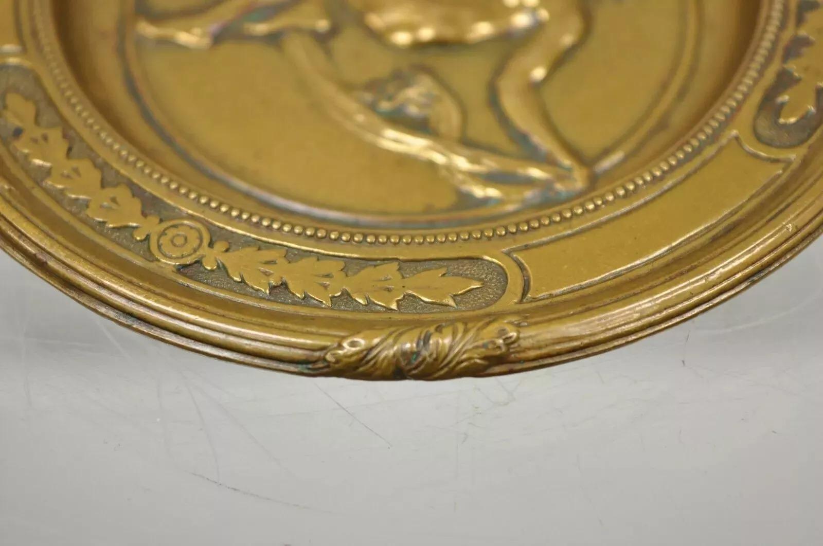 Bronze Antique plat rond Art Nouveau néoclassique de 5 pouces avec jeune fille nue en vente
