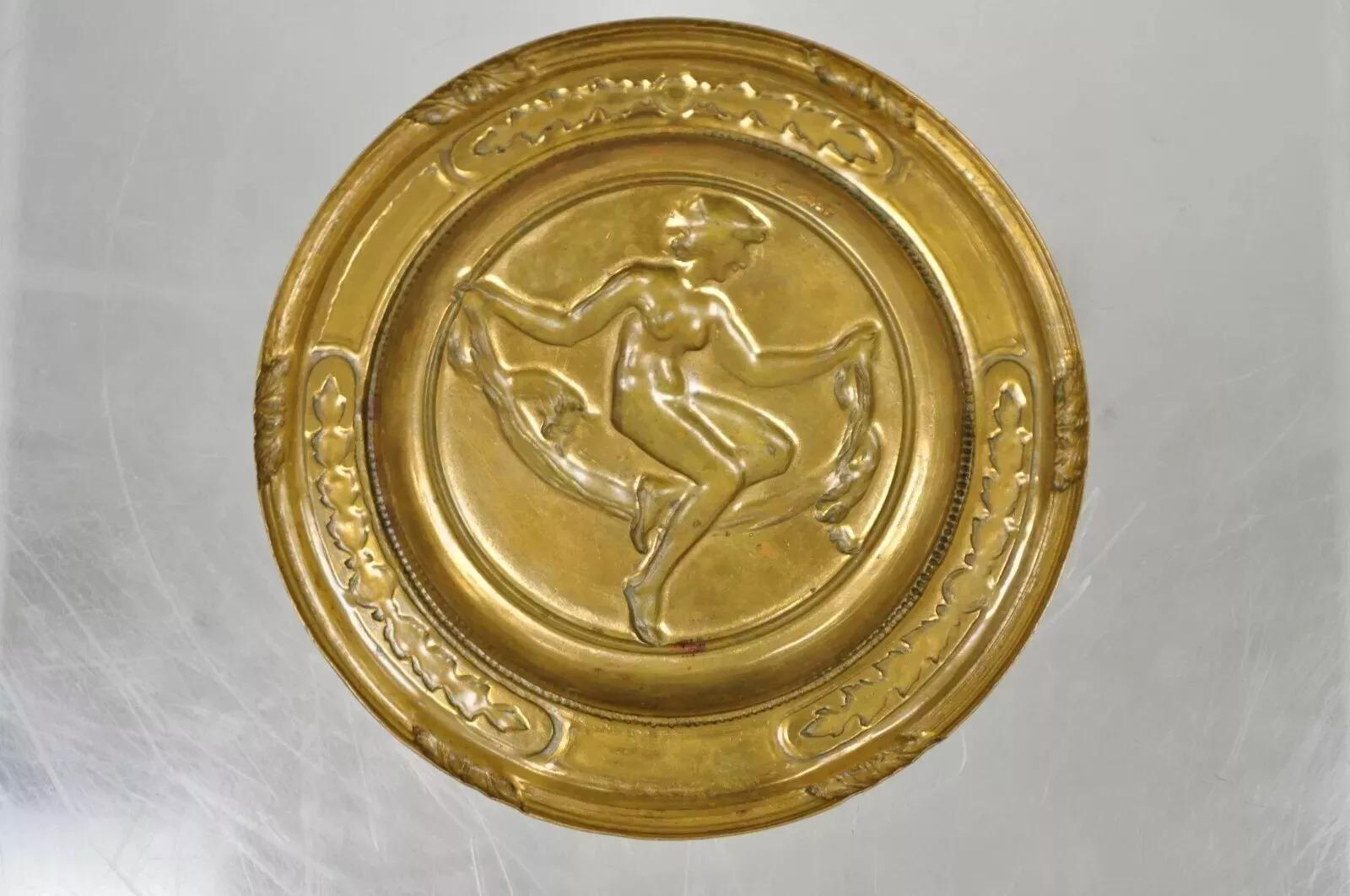 Antique plat rond Art Nouveau néoclassique de 5 pouces avec jeune fille nue en vente 1