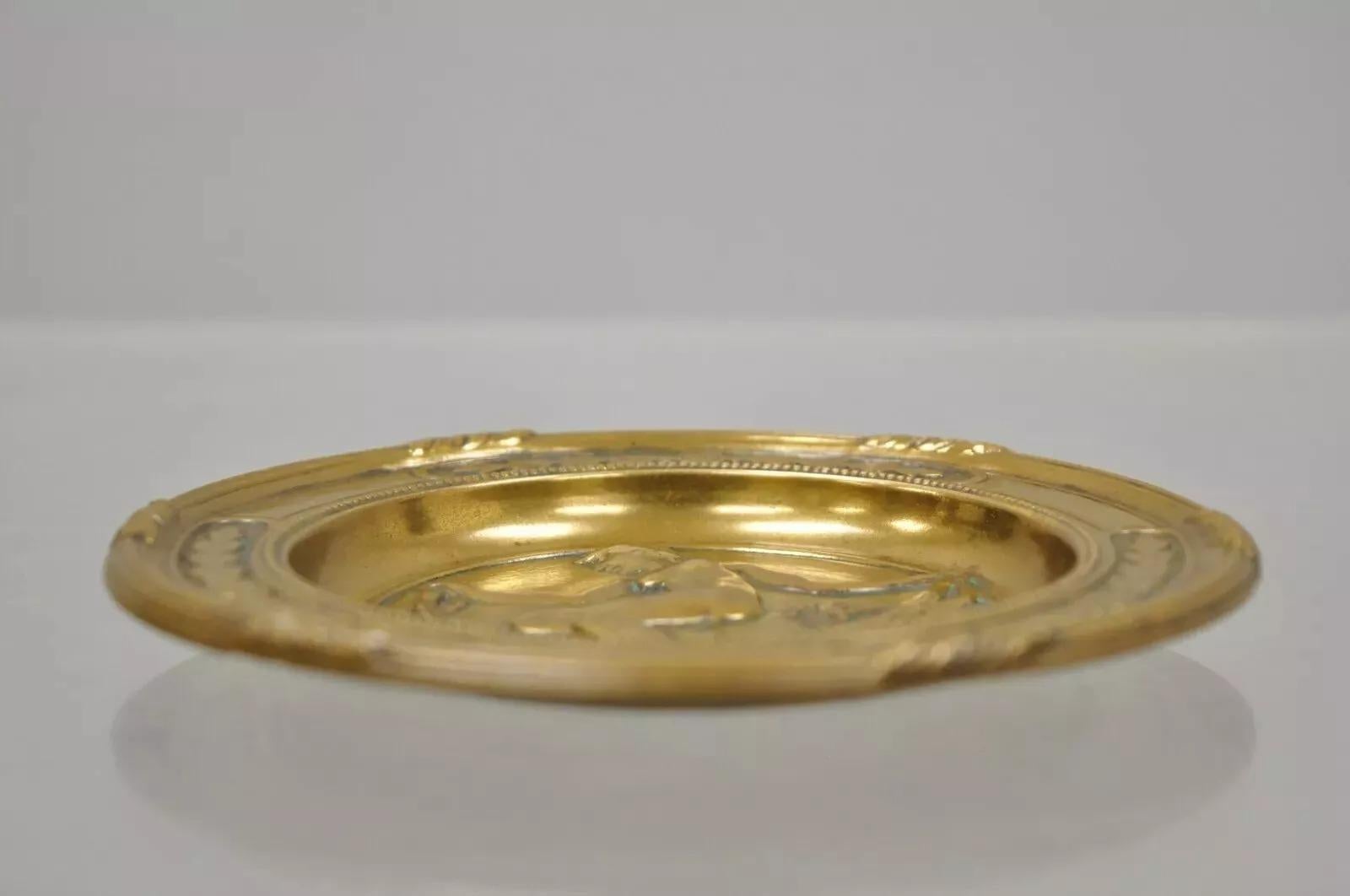 Antique plat rond Art Nouveau néoclassique de 5 pouces avec jeune fille nue en vente 2