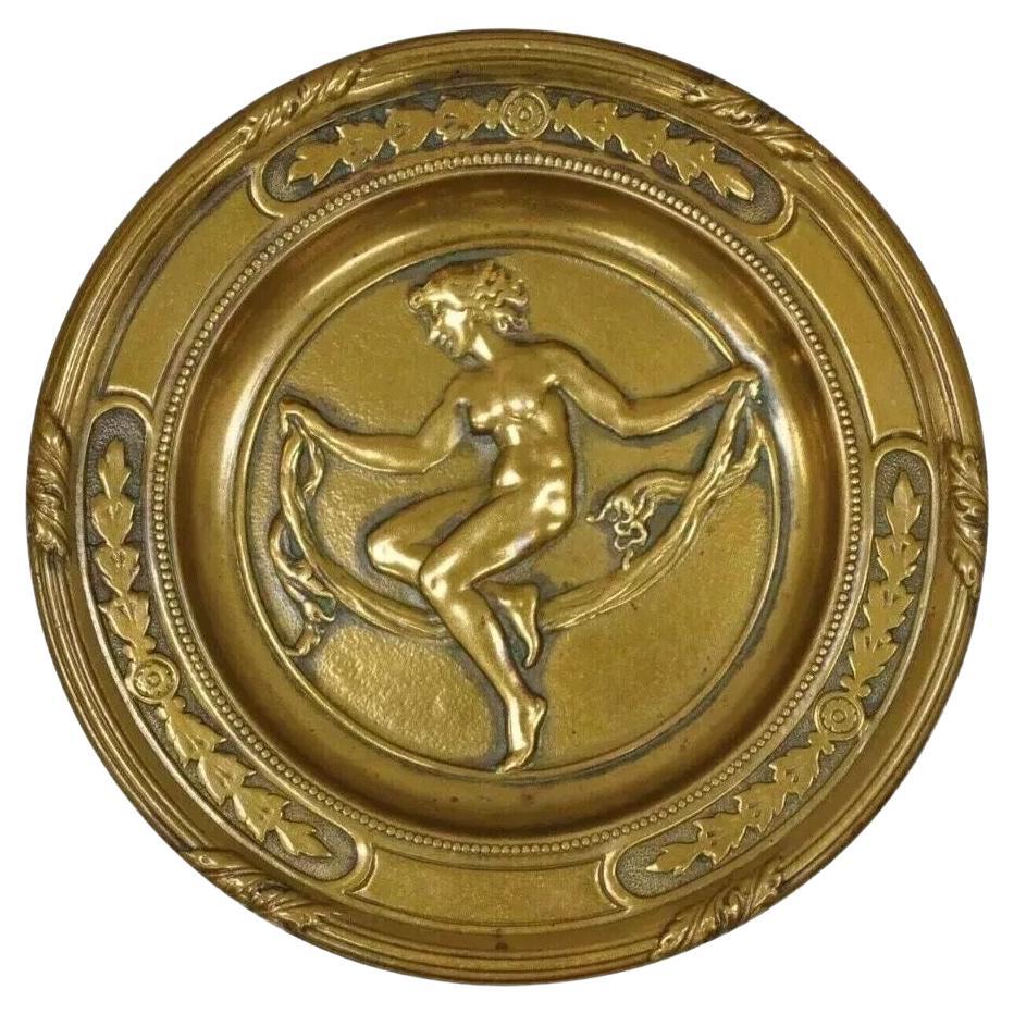 Antique plat rond Art Nouveau néoclassique de 5 pouces avec jeune fille nue en vente