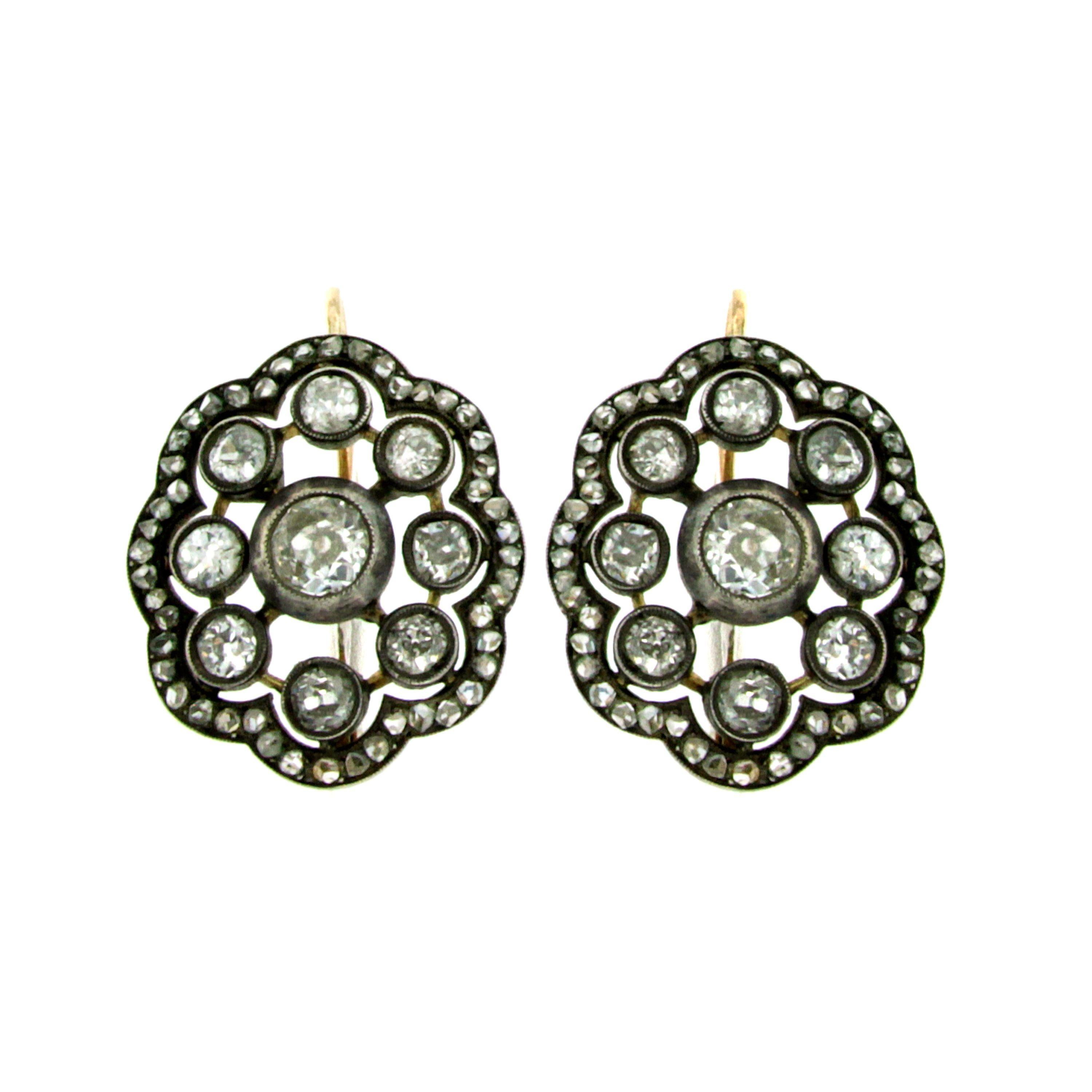 Stunning unusual antique cluster earrings, in excellent conditions.
They are hand crafted in 18k yellow gold and silver, set with 500 carats of Sparkling and Large Old mine cut Diamonds, graded H/I/J color Vs clarity, origin Europe

CONDITION: