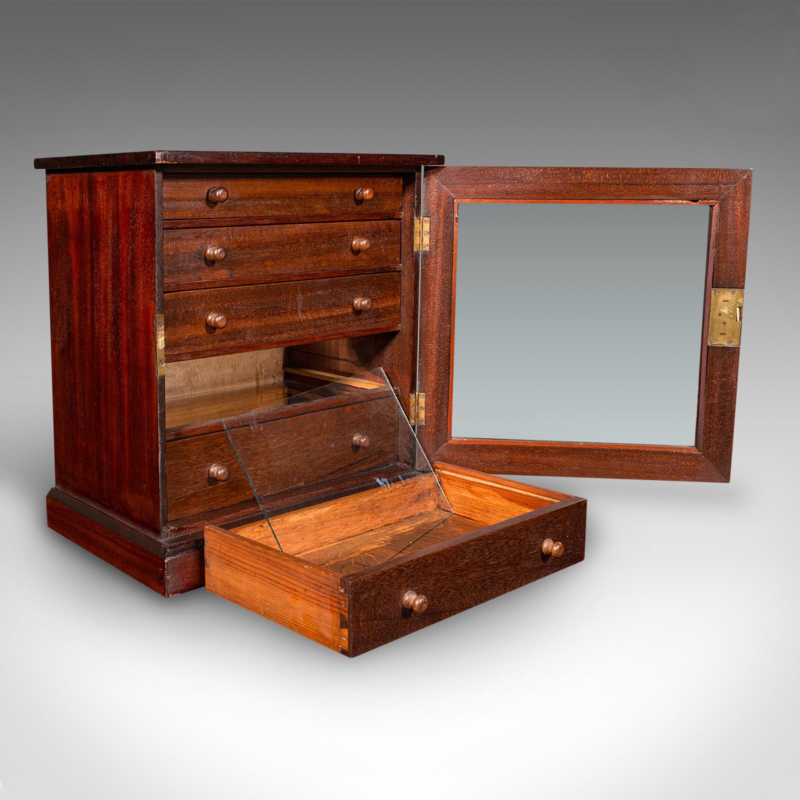 Si tratta di un antico armadietto per campioni da tavolo a 5 cassetti. Un set di cassetti da collezione inglese in mogano smaltato, risalente al periodo vittoriano, circa 1880.

Un antico e distinto armadietto per campioni, splendidamente realizzato