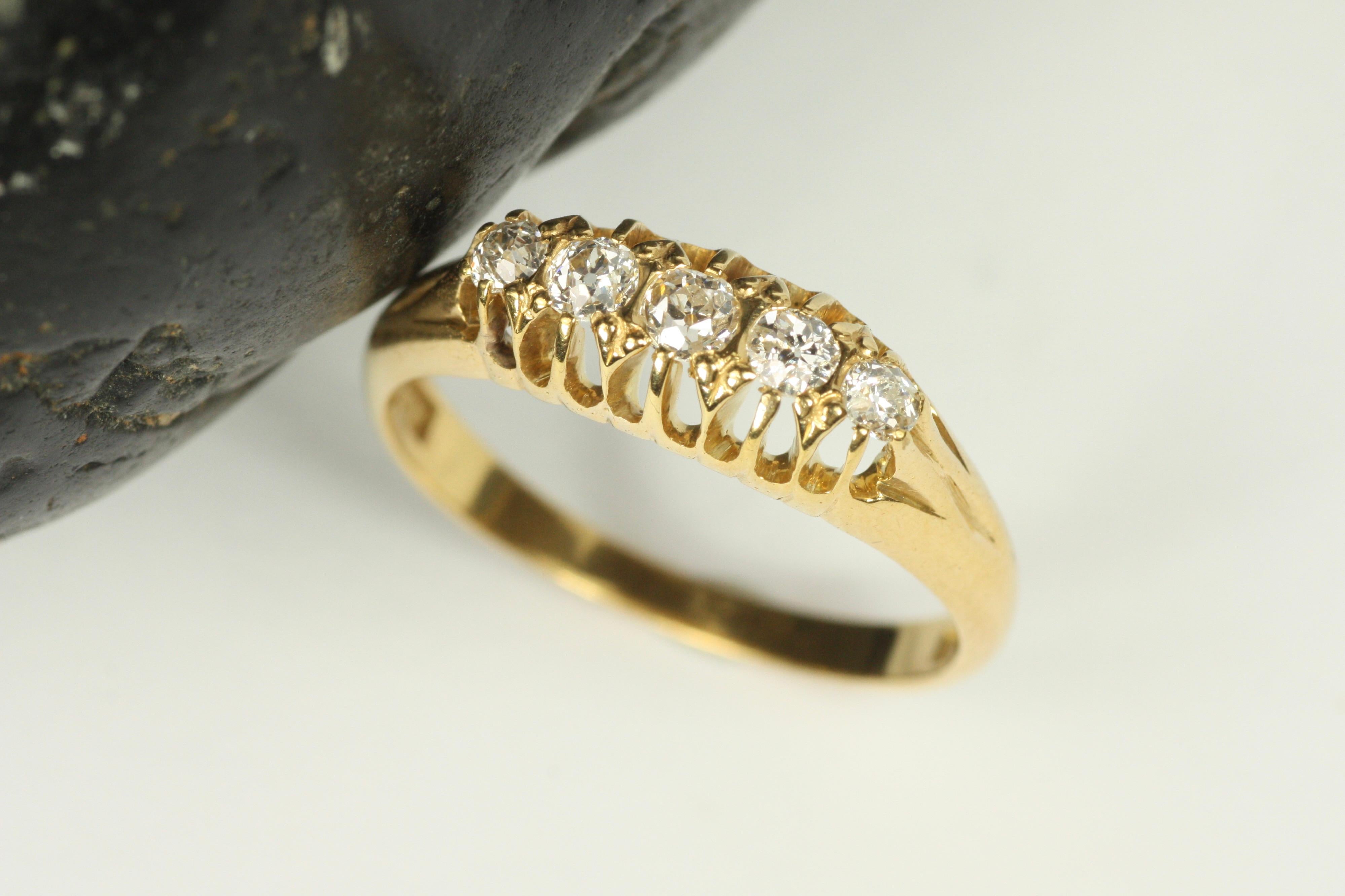 Antique 5-Stone Old Mine Cut Diamond 18K Yellow Gold Wedding Band In Good Condition For Sale In Santa Monica, CA