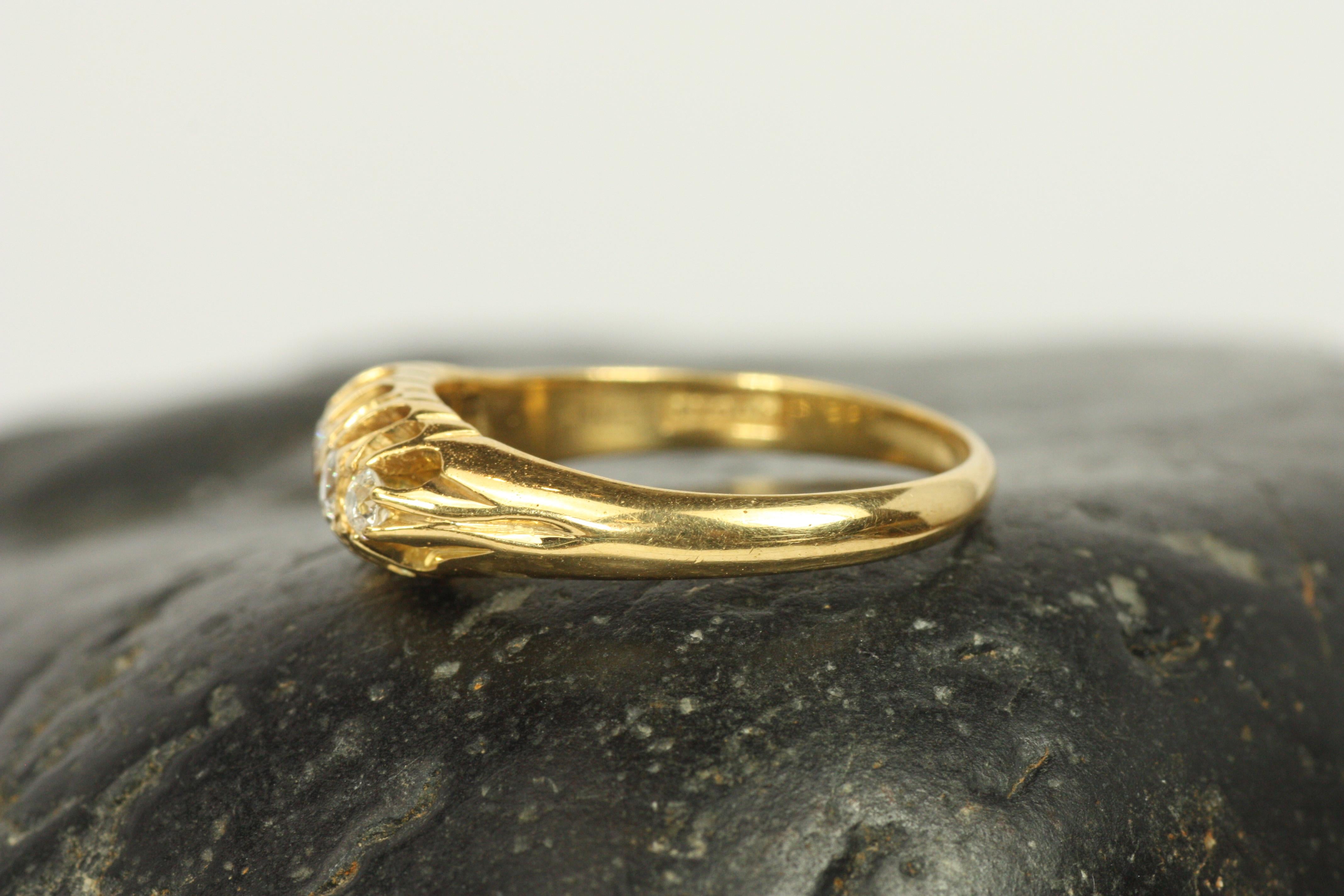 Antique 5-Stone Old Mine Cut Diamond 18K Yellow Gold Wedding Band For Sale 2