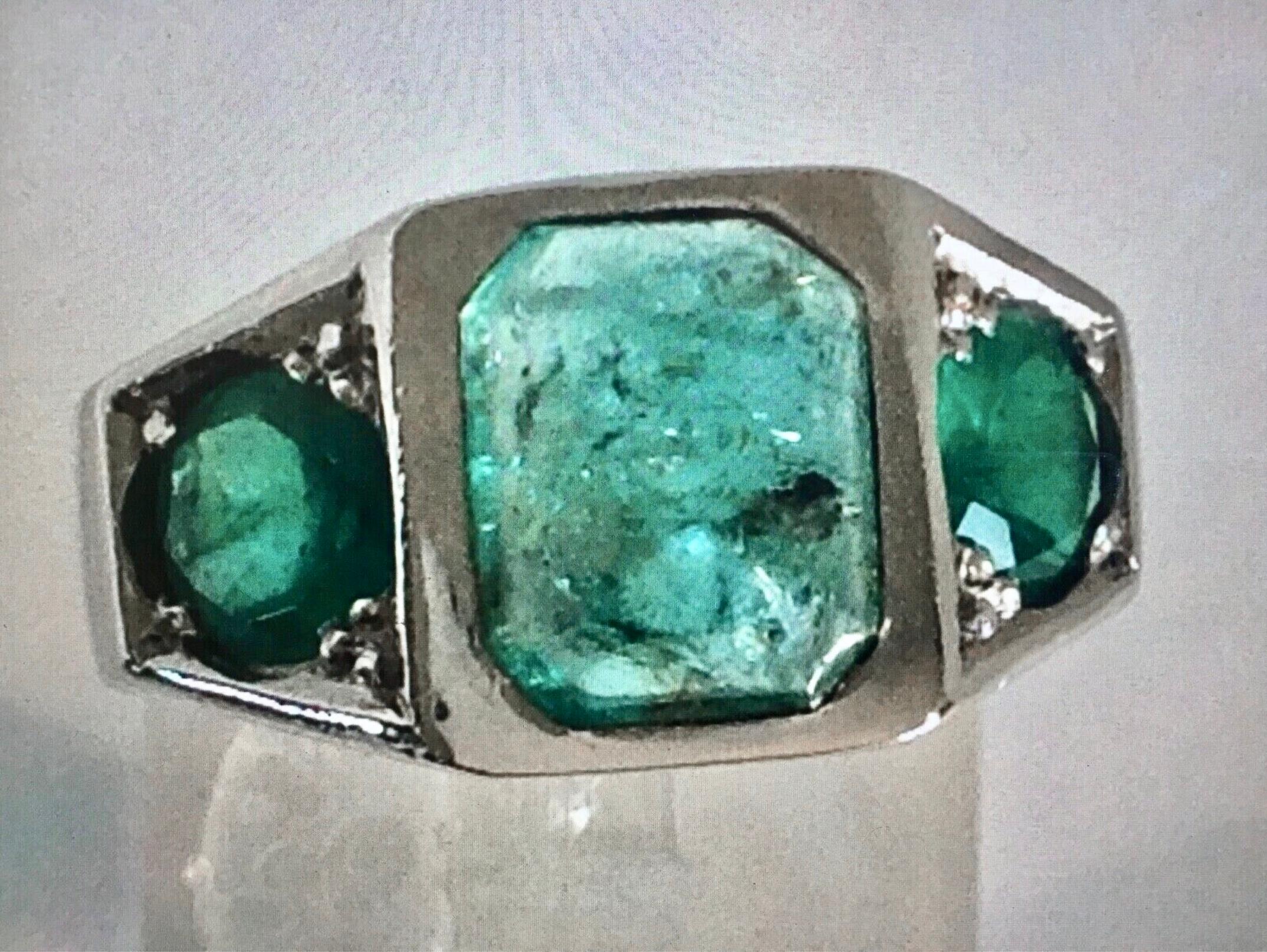Antique 5.00 Carat Natural Emerald Solid Platinum Ring For Sale 4