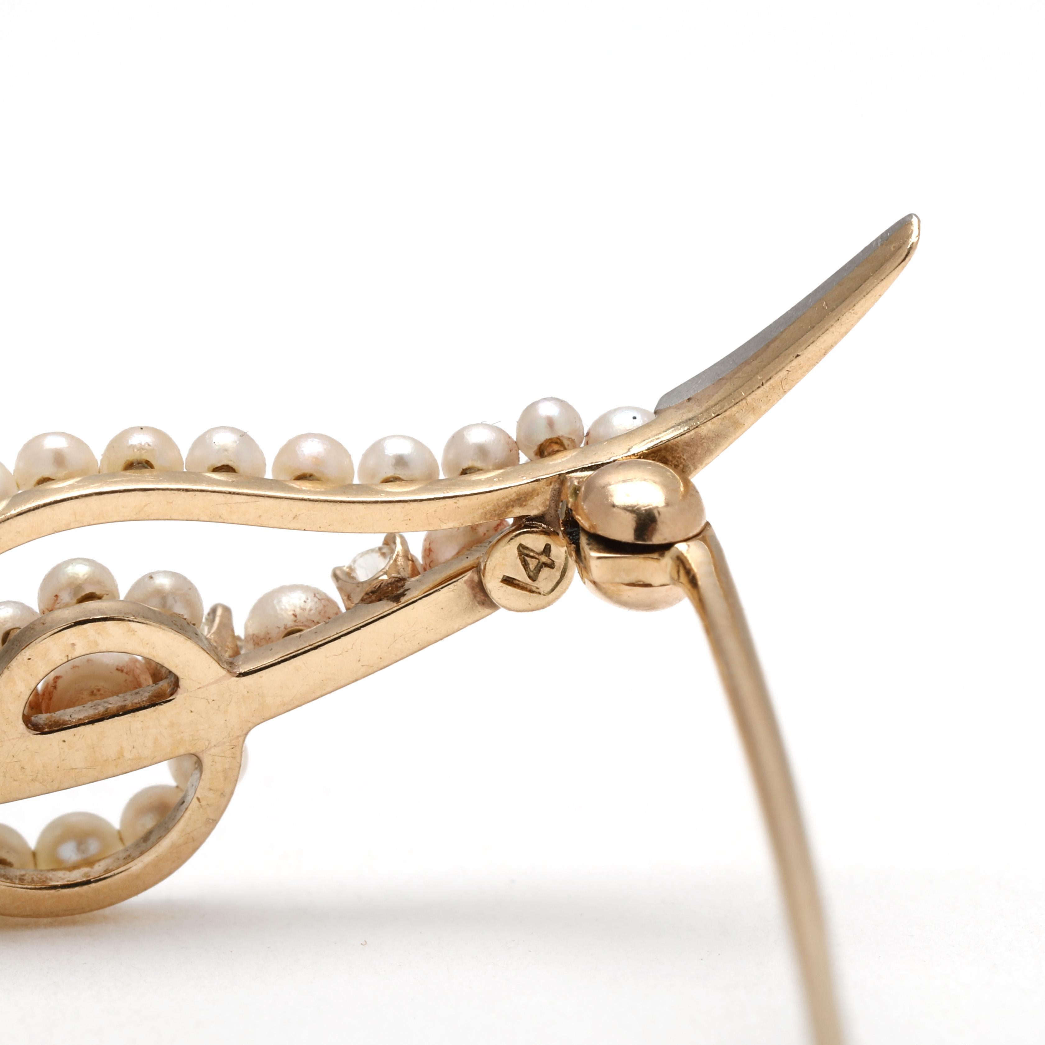 Taglio antico europeo Antica spilla ad ali di diamante e perle di seme da .50ctw, oro giallo 14K, vittoriana in vendita