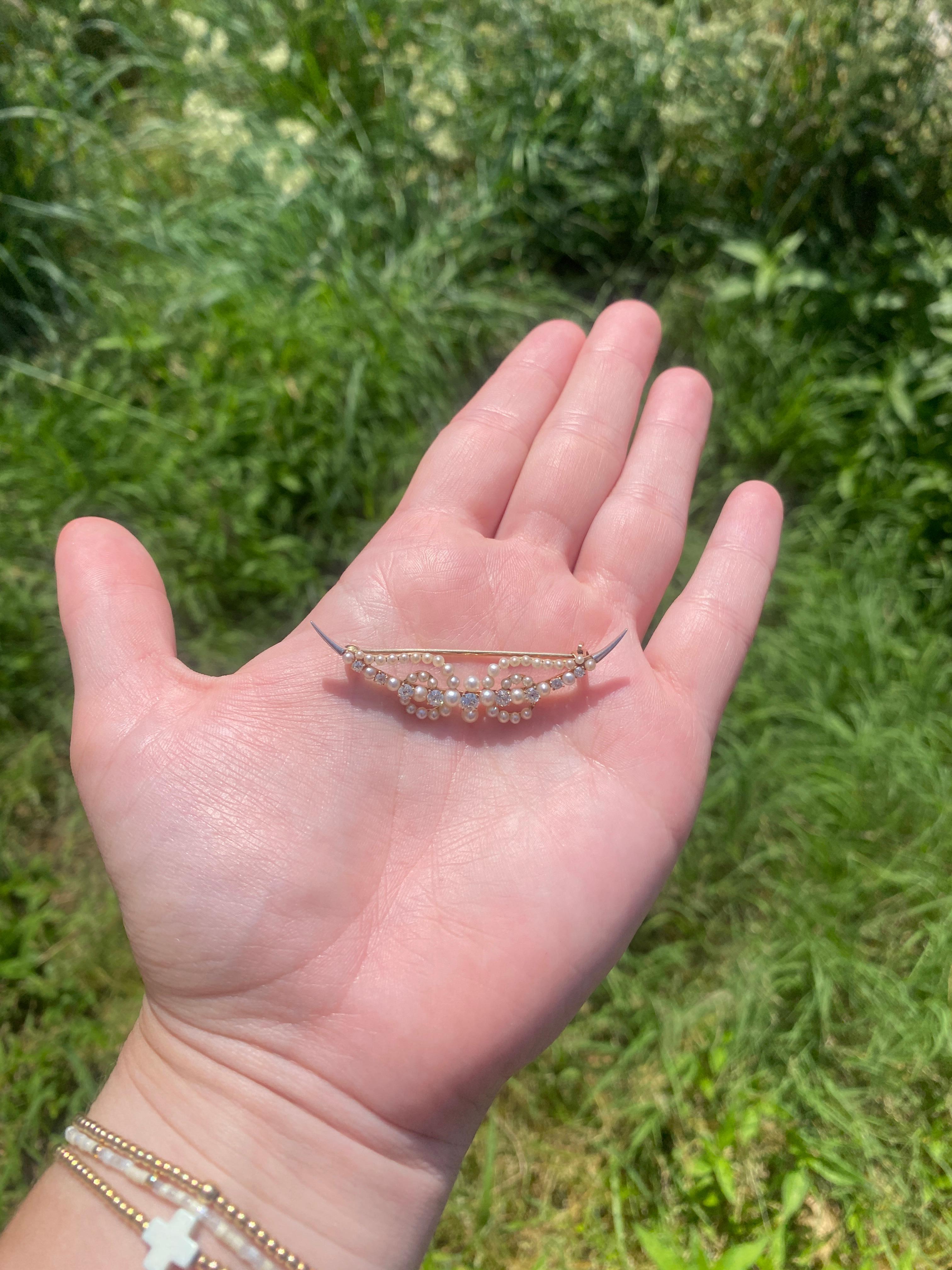 Antica spilla ad ali di diamante e perle di seme da .50ctw, oro giallo 14K, vittoriana In condizioni buone in vendita a McLeansville, NC