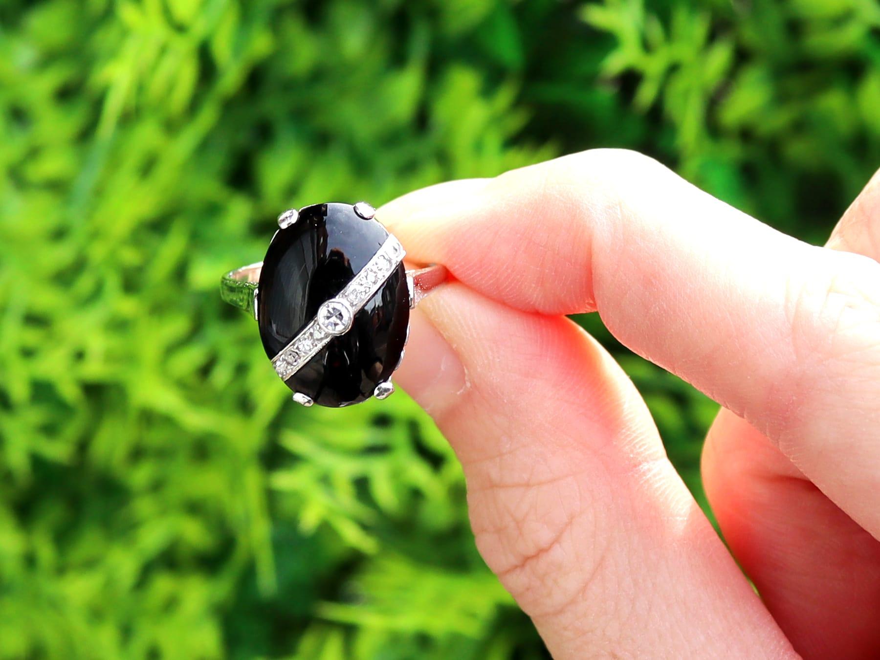 Une belle et impressionnante bague ancienne en onyx noir de 5,10 carats et diamant de 0,18 carat, en or blanc 14 carats, qui fait partie de nos diverses collections de bijoux en onyx.

Cette étonnante, fine et impressionnante bague en onyx ancien et