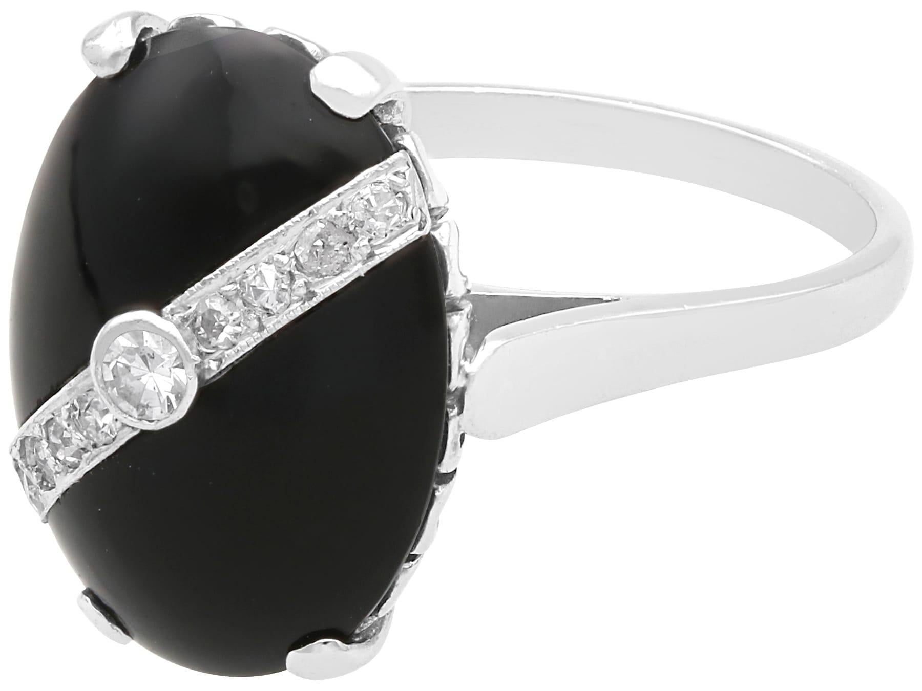 Taille cabochon Bague ancienne en or blanc 14 carats, onyx noir de 5,10 carats et diamant de 0,18 carat en vente