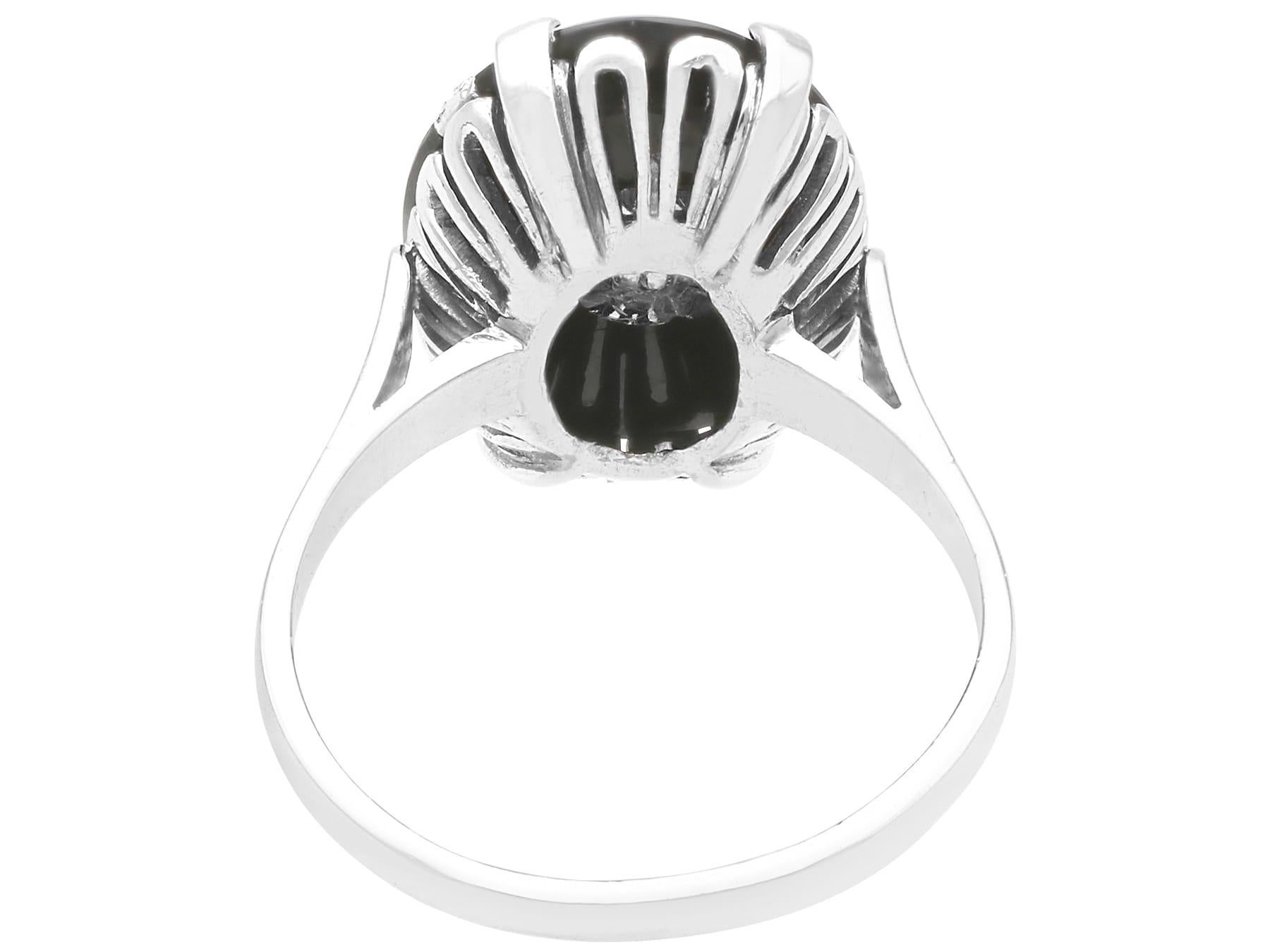 Bague ancienne en or blanc 14 carats, onyx noir de 5,10 carats et diamant de 0,18 carat Excellent état - En vente à Jesmond, Newcastle Upon Tyne