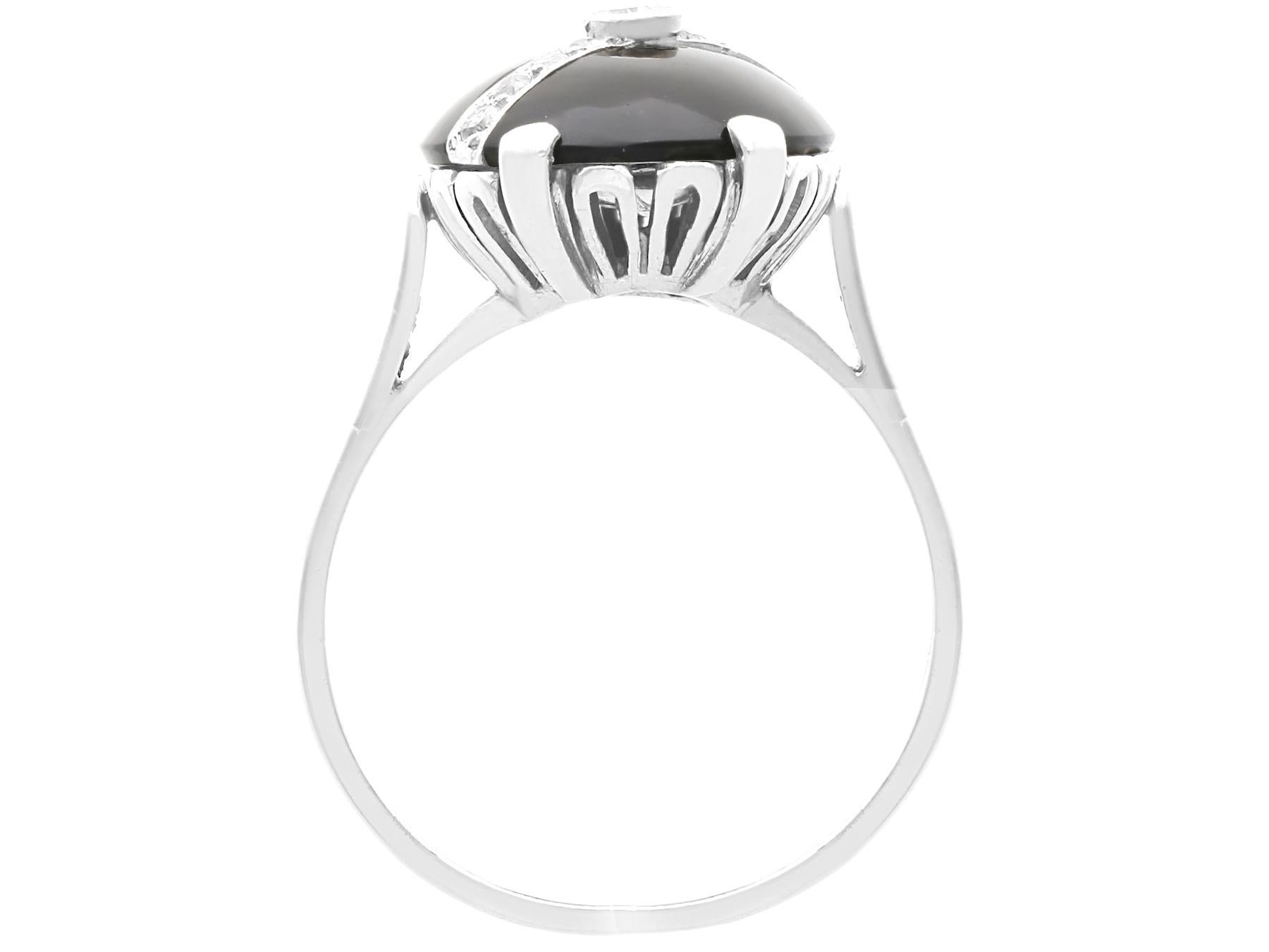 Bague ancienne en or blanc 14 carats, onyx noir de 5,10 carats et diamant de 0,18 carat Unisexe en vente