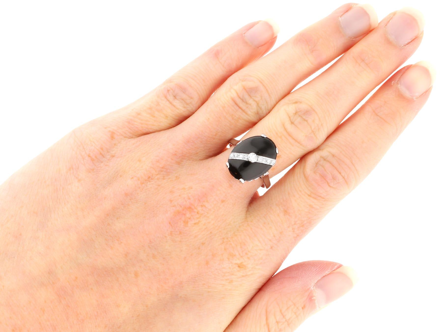Bague ancienne en or blanc 14 carats, onyx noir de 5,10 carats et diamant de 0,18 carat en vente 2