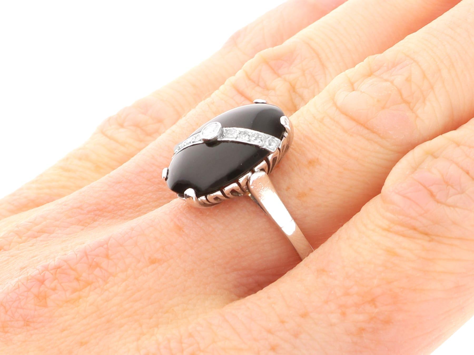 Bague ancienne en or blanc 14 carats, onyx noir de 5,10 carats et diamant de 0,18 carat en vente 3