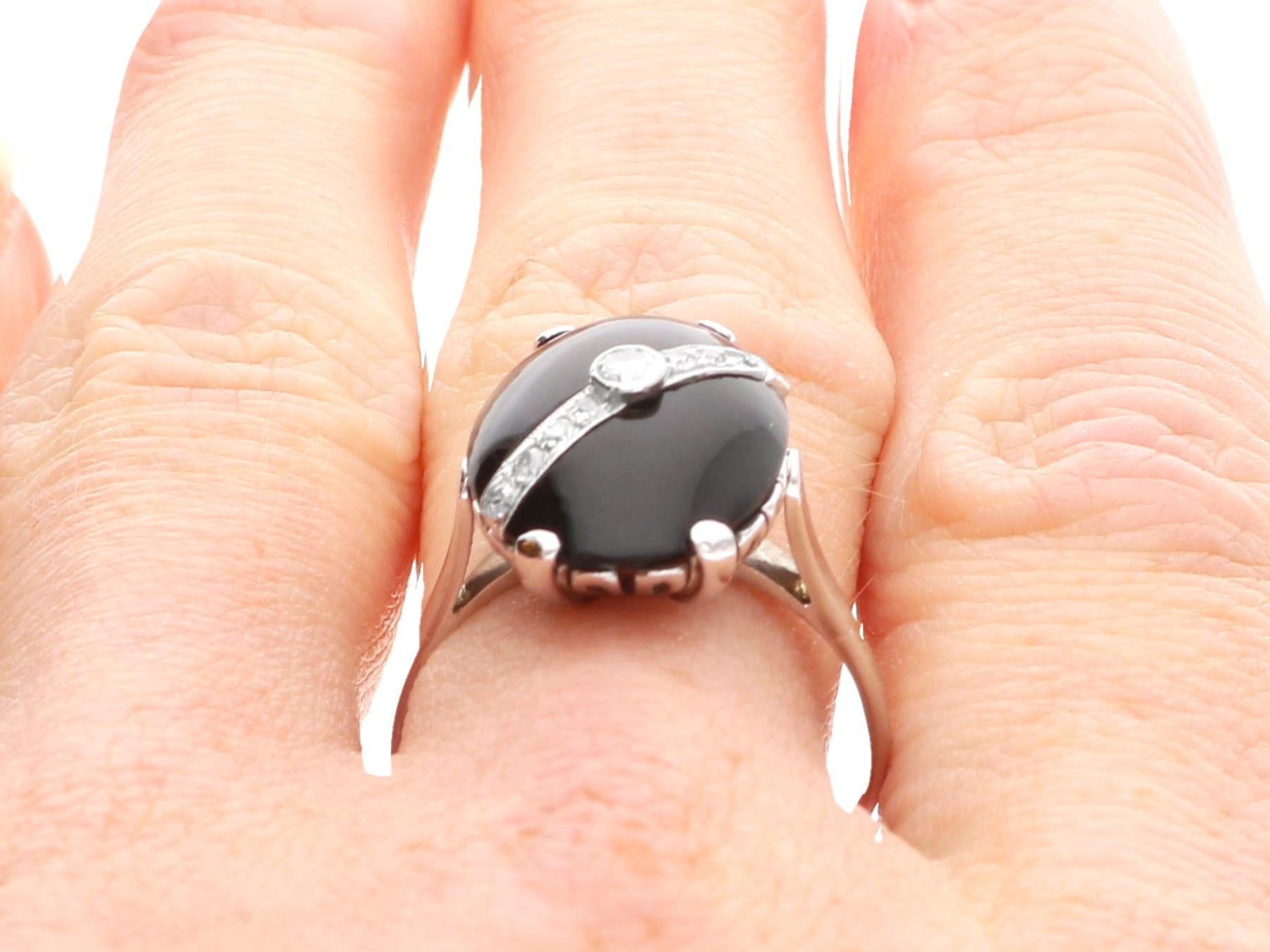 Bague ancienne en or blanc 14 carats, onyx noir de 5,10 carats et diamant de 0,18 carat en vente 4