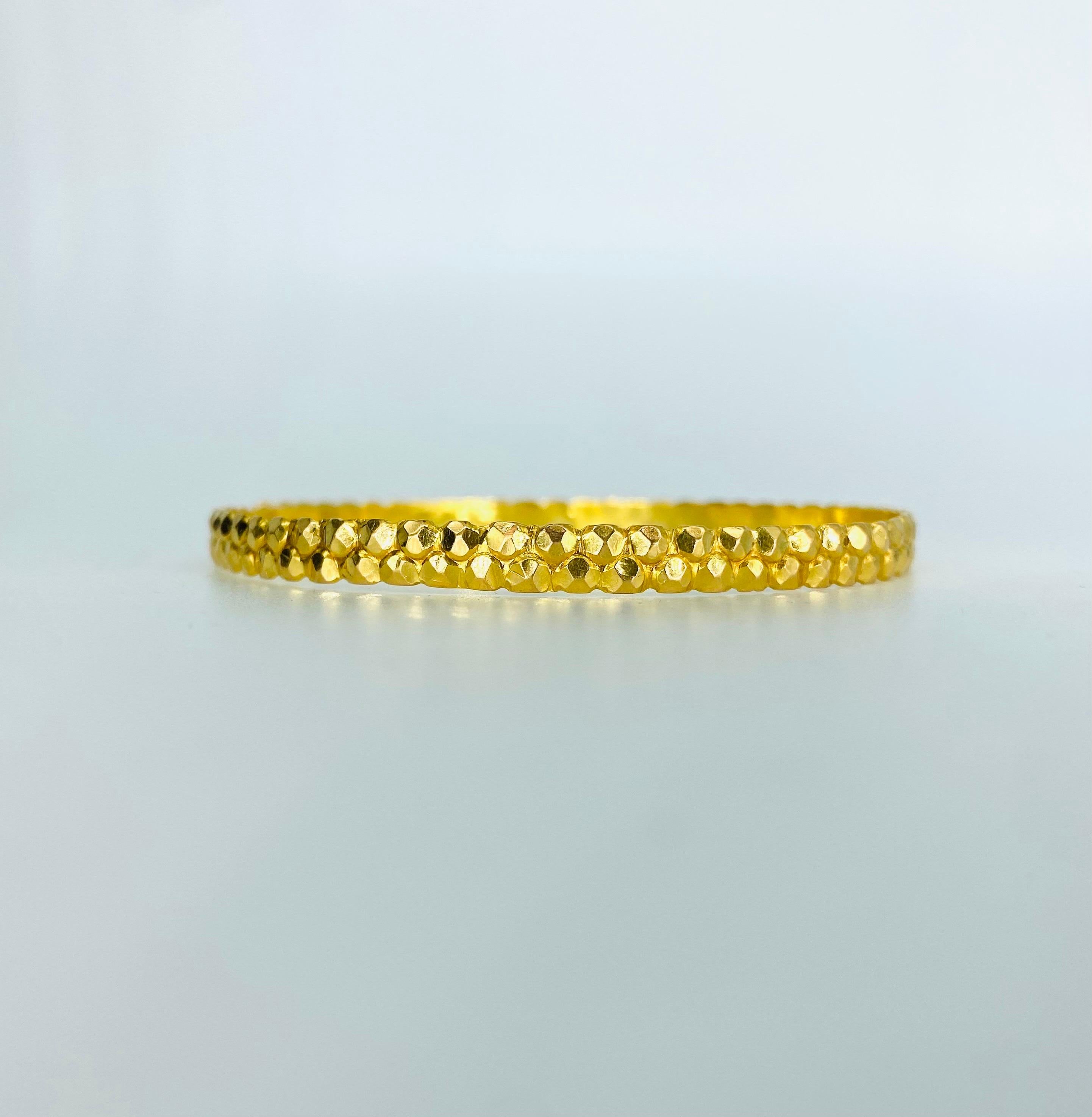 Bracelet jonc ancien en or massif 22 carats à motif de pépite de 5,30 mm. Le bracelet mesure 5,30 mm de large et convient à un poignet de 16,51 cm. Le bracelet pèse 12,2 grammes et de l'or 21 carats.